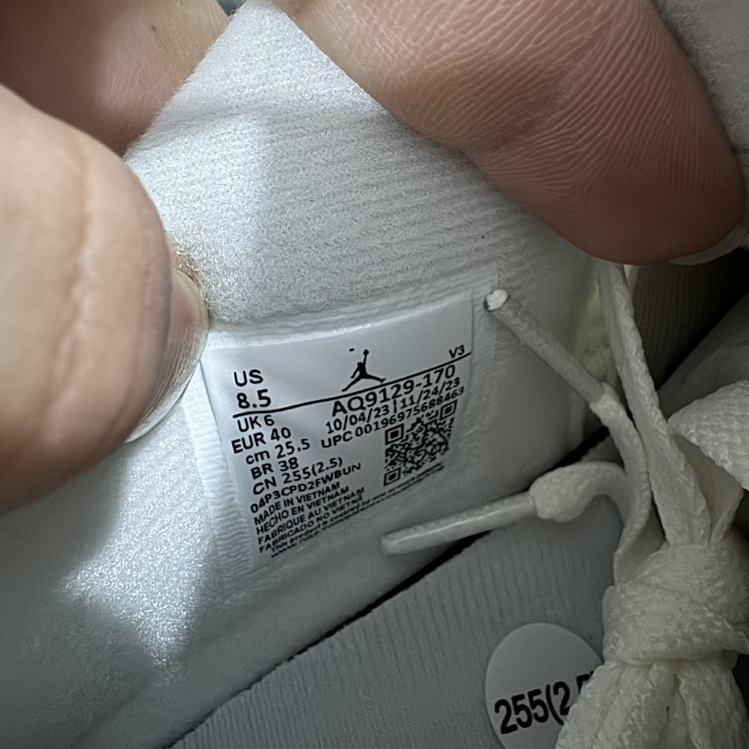 图片[8]-【OG纯原】Air Jordan AJ4 Retro 白金扣 AQ9129-170nn圈内知名大厂出货全套原纸板楦头开发 原厂特供皮料加持 确保原汁原味 完美呈现四代版型 一比一鞋头弧度高度鞋身弧度 数据细节工艺流程均保持原鞋一致 原厂TPU网格鞋带扣 正确内里网布 菱角分明不变形无多余毛边 柔软性质感一致于原鞋 市场唯一原厂鞋扣模具 背面可见隐藏注塑口 原厂织唛标 原厂飞人电绣工艺 尾指中部跳三针 独家绑鞋带手法 印刷中底布 四线拉帮 米色美纹纸贴合固定 进口港宝加持 后跟自然饱满 全鞋荧光划线卡点 追求极致完美 每一双都是工艺品 多重QC质检 超越公司货的品控标准 实实在在的免检产品  尺码：40 40.5 41 42 42.5 43 44 44.5 45 46 47.5  编码：OG480500-鞋库