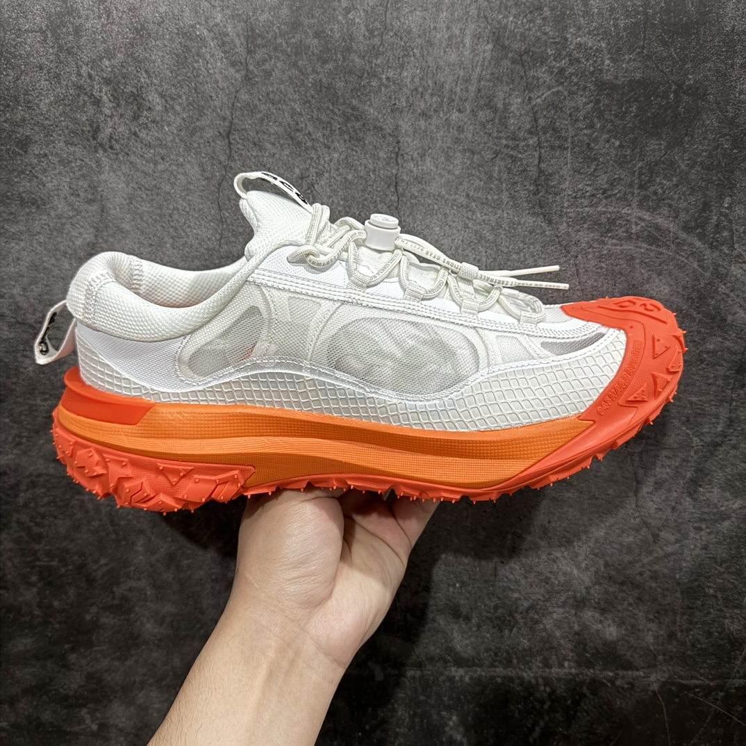 【纯原版】NK ACG Mountain Fly 2 Low SE 复古潮流户外登山鞋防水慢跑鞋 DV7903-100n全新来袭 该款沿袭前代高帮版型的设计传统 轻盈鞋面结合灵巧的脚踝包裹设计 为双足打造出一体化的舒适脚感 助力轻松畅行 中底融入柔软的React泡棉与Vaporfiy 科技 让你在岩石小径徒步时也像行走在都市般轻松舒适 粘性橡胶大底铸就了攀岩级别的出众抓地力 助你从容面对各种环境挑战 SIZE：36 36.5 37.5 38 38.5 39 40 40.5 41 42 42.5 43 44 44.5 45 46 编码：AC260280-鞋库