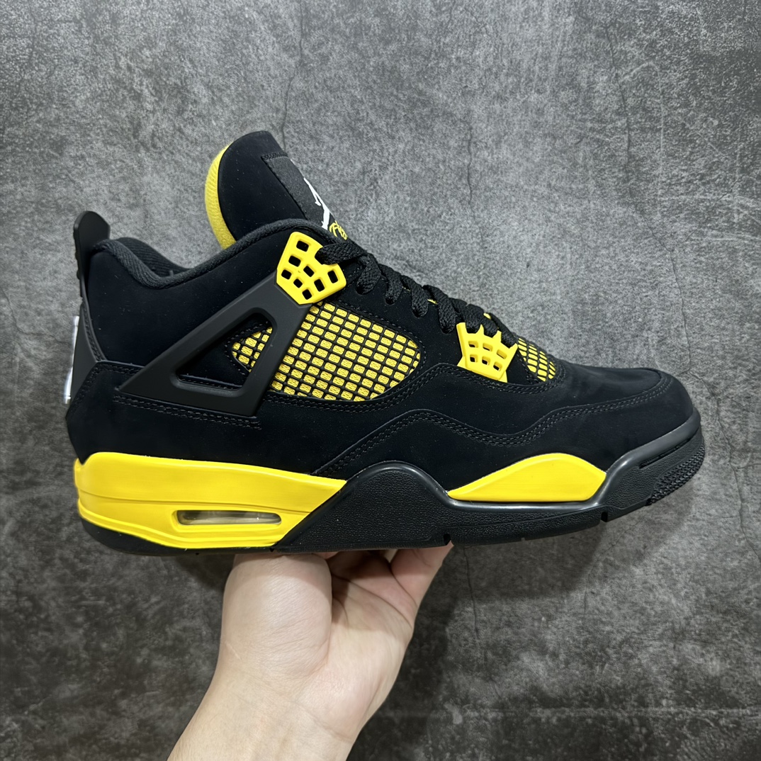 【纯原LW版本】Air Jordan AJ4 Retro 黑黄雷公 DH6927-017n第一梯队最新批次 细节多次校对改良 接近完美 细节达到可过鉴定标准 耗时半年巨作 全套原纸板楦头开发 原厂特供皮料加持 确保原汁原味 完美呈现四代版型 一比一鞋头弧度高度鞋身弧度 数据细节工艺流程均保持原鞋一致 原厂TPU网格鞋带扣 正确内里网布 菱角分明不变形无多余毛边 柔软性质感一致于原鞋 原厂织唛标 原厂飞人电绣工艺 尾指中部跳三针 独家绑鞋带手法 印刷中底布 四线拉帮 米色美纹纸贴合固定 进口港宝加持 后跟自然饱满 全鞋荧光划线卡点 追求极致完美 每一双都是工艺品 多重QC质检 超越公司货的品控标准 实实在在的免检产品 尺码：40 40.5 41 42 42.5 43 44 44.5 45 46 47.5 48.5 编码：X10450480-鞋库