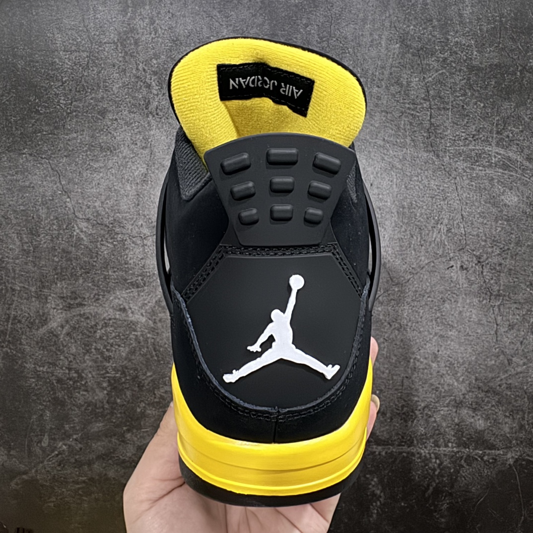 图片[4]-【纯原LW版本】Air Jordan AJ4 Retro 黑黄雷公 DH6927-017n第一梯队最新批次 细节多次校对改良 接近完美 细节达到可过鉴定标准 耗时半年巨作 全套原纸板楦头开发 原厂特供皮料加持 确保原汁原味 完美呈现四代版型 一比一鞋头弧度高度鞋身弧度 数据细节工艺流程均保持原鞋一致 原厂TPU网格鞋带扣 正确内里网布 菱角分明不变形无多余毛边 柔软性质感一致于原鞋 原厂织唛标 原厂飞人电绣工艺 尾指中部跳三针 独家绑鞋带手法 印刷中底布 四线拉帮 米色美纹纸贴合固定 进口港宝加持 后跟自然饱满 全鞋荧光划线卡点 追求极致完美 每一双都是工艺品 多重QC质检 超越公司货的品控标准 实实在在的免检产品 尺码：40 40.5 41 42 42.5 43 44 44.5 45 46 47.5 48.5 编码：X10450480-鞋库