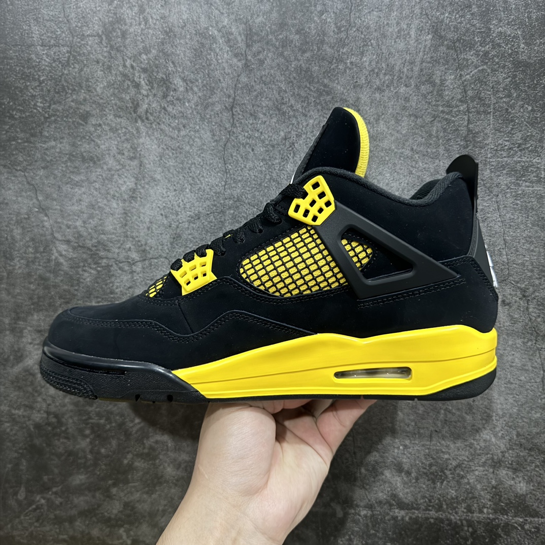 图片[2]-【纯原LW版本】Air Jordan AJ4 Retro 黑黄雷公 DH6927-017n第一梯队最新批次 细节多次校对改良 接近完美 细节达到可过鉴定标准 耗时半年巨作 全套原纸板楦头开发 原厂特供皮料加持 确保原汁原味 完美呈现四代版型 一比一鞋头弧度高度鞋身弧度 数据细节工艺流程均保持原鞋一致 原厂TPU网格鞋带扣 正确内里网布 菱角分明不变形无多余毛边 柔软性质感一致于原鞋 原厂织唛标 原厂飞人电绣工艺 尾指中部跳三针 独家绑鞋带手法 印刷中底布 四线拉帮 米色美纹纸贴合固定 进口港宝加持 后跟自然饱满 全鞋荧光划线卡点 追求极致完美 每一双都是工艺品 多重QC质检 超越公司货的品控标准 实实在在的免检产品 尺码：40 40.5 41 42 42.5 43 44 44.5 45 46 47.5 48.5 编码：X10450480-鞋库