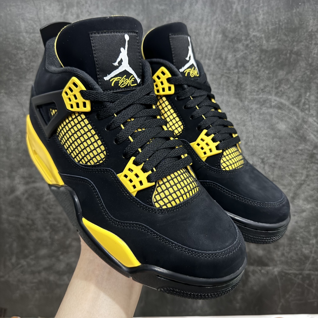 【纯原LW版本】Air Jordan AJ4 Retro 黑黄雷公 DH6927-017n第一梯队最新批次 细节多次校对改良 接近完美 细节达到可过鉴定标准 耗时半年巨作 全套原纸板楦头开发 原厂特供皮料加持 确保原汁原味 完美呈现四代版型 一比一鞋头弧度高度鞋身弧度 数据细节工艺流程均保持原鞋一致 原厂TPU网格鞋带扣 正确内里网布 菱角分明不变形无多余毛边 柔软性质感一致于原鞋 原厂织唛标 原厂飞人电绣工艺 尾指中部跳三针 独家绑鞋带手法 印刷中底布 四线拉帮 米色美纹纸贴合固定 进口港宝加持 后跟自然饱满 全鞋荧光划线卡点 追求极致完美 每一双都是工艺品 多重QC质检 超越公司货的品控标准 实实在在的免检产品 尺码：40 40.5 41 42 42.5 43 44 44.5 45 46 47.5 48.5 编码：X10450480-鞋库