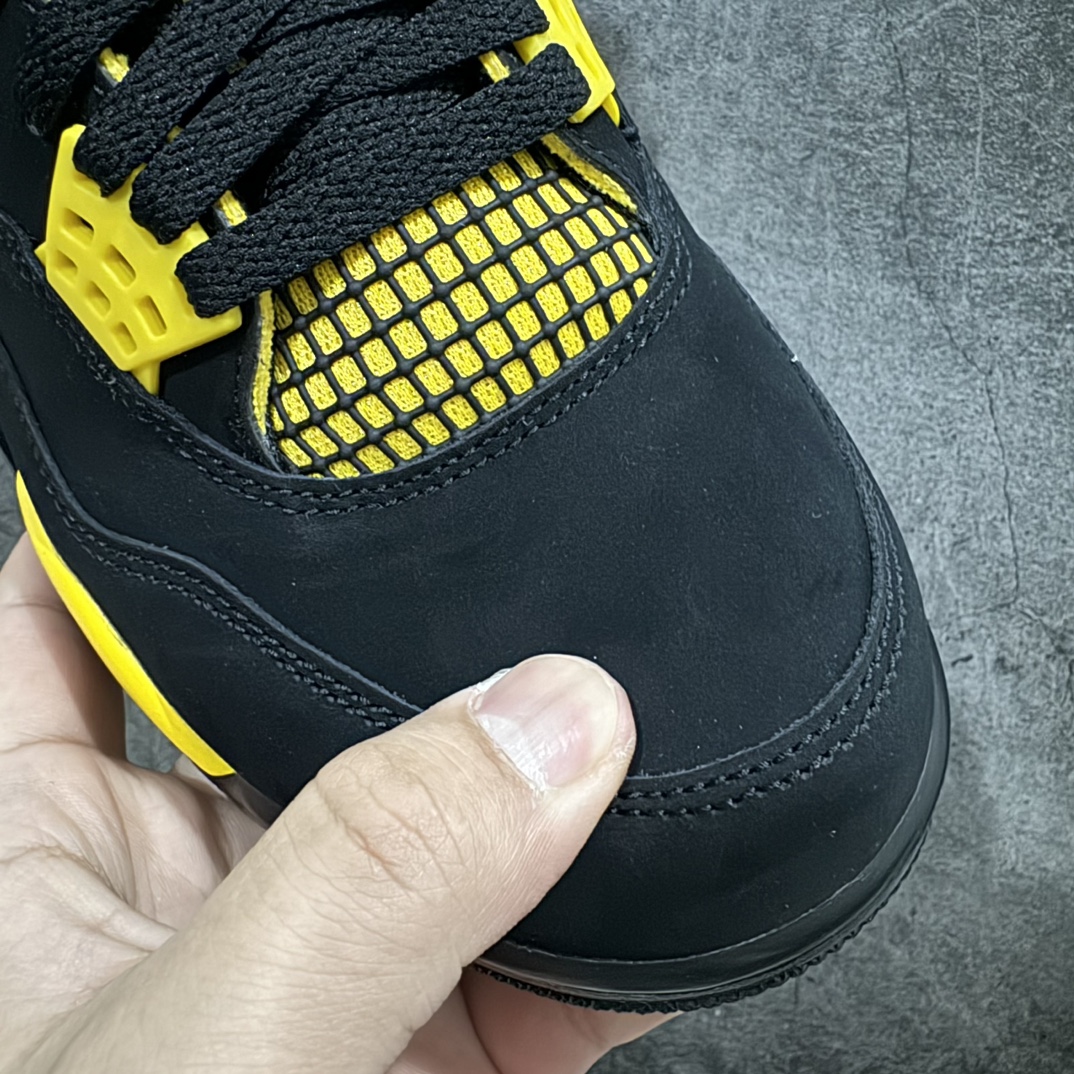 图片[5]-【纯原LW版本】Air Jordan AJ4 Retro 黑黄雷公 DH6927-017n第一梯队最新批次 细节多次校对改良 接近完美 细节达到可过鉴定标准 耗时半年巨作 全套原纸板楦头开发 原厂特供皮料加持 确保原汁原味 完美呈现四代版型 一比一鞋头弧度高度鞋身弧度 数据细节工艺流程均保持原鞋一致 原厂TPU网格鞋带扣 正确内里网布 菱角分明不变形无多余毛边 柔软性质感一致于原鞋 原厂织唛标 原厂飞人电绣工艺 尾指中部跳三针 独家绑鞋带手法 印刷中底布 四线拉帮 米色美纹纸贴合固定 进口港宝加持 后跟自然饱满 全鞋荧光划线卡点 追求极致完美 每一双都是工艺品 多重QC质检 超越公司货的品控标准 实实在在的免检产品 尺码：40 40.5 41 42 42.5 43 44 44.5 45 46 47.5 48.5 编码：X10450480-鞋库