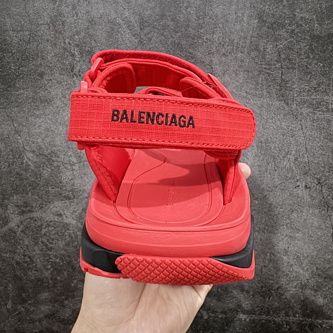 图片[4]-【XA版本】Balenciaga Tourist巴黎世家织物露趾魔术贴沙滩凉鞋原纸板楦头开发 最原汁原味的灵魂版型 全鞋荧光划线卡点 胶水把控整洁度追求极致完美 每一双都是工艺品 多重QC质检 超越公司货的品控标准 实实在在的免检产品 原盒原配 正确字体电绣 粗细、位置、大小正确 侧边TPU 透气孔匹配意产原版 正确分离大底 TPU软底 原版一致大底LOGO 立体感十足 原厂皮料水洗做旧 采购原厂网纱 不含皮革 网布材料和聚氨酯 磨损效果 鞋头边缘和后帮 Balenciaga 徽标 鞋面和后跟凸印尺码 鞋舌 3XL 橡胶品牌标识和反光细节 鞋帮拉袢和鞋舌拉祥 配反光细节 备用鞋带在鞋履前侧 可在穿着前取下 便于不同造型搭配 正常尺码  尺码：35 36 37 38 39 40 41 42 43 44 45 46 编码：DF310330-鞋库