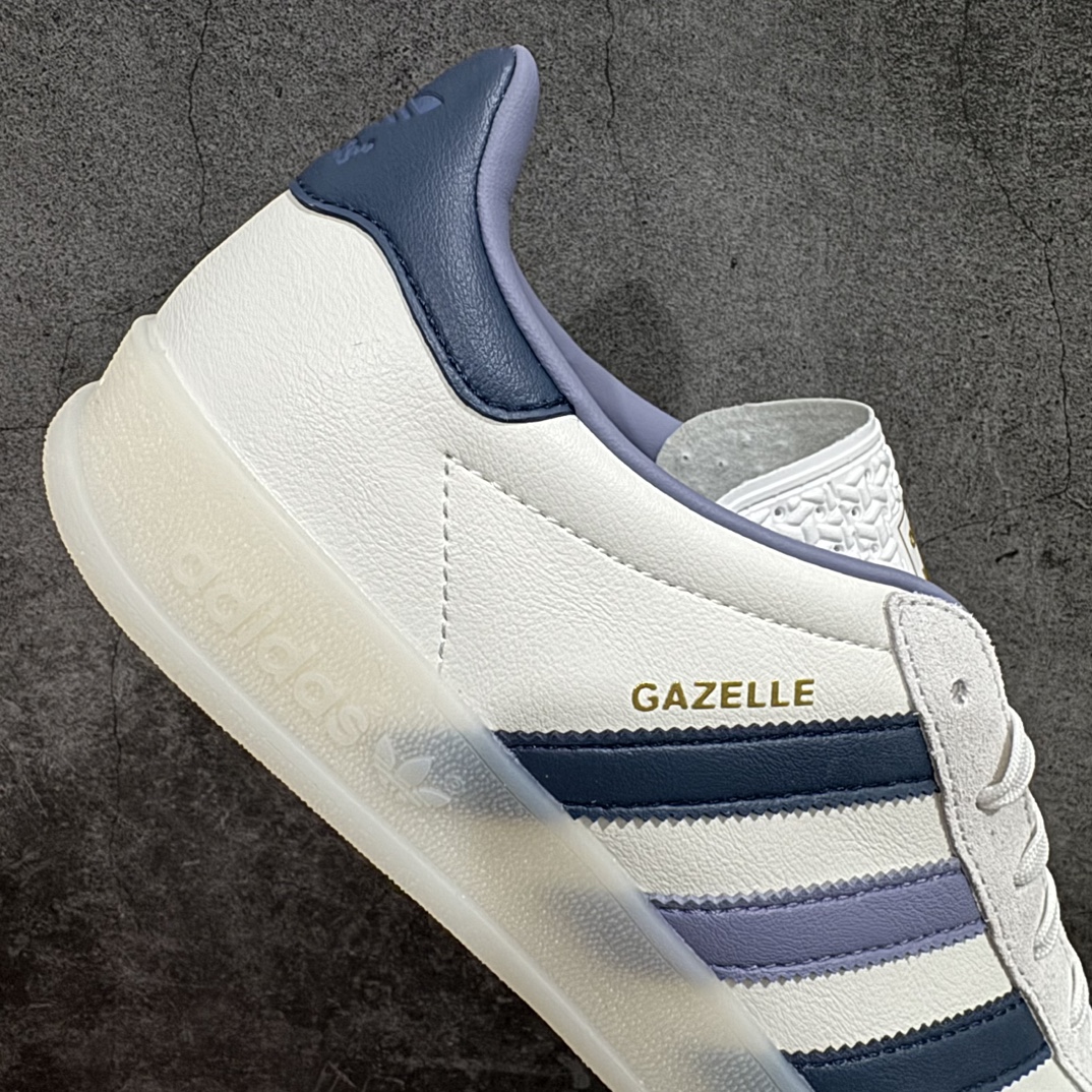 图片[7]-【CS版本】AD Gazelle Indoor Trainers 白蓝n 羚羊内训系列低帮复古百搭休闲运动德训风板鞋 IG1643nnn独家前帮工艺加持 全套原纸板楦头开发 每道工序同步公司流程 确保原汁原味 完美呈现原鞋版型 原厂高频磨具加持 精准内部资源对接 Logo字体百分百还原 原厂特供纳米纤维板 区别市面劣质纸板中底 原厂海玻璃鞋垫 中置乳胶足弓支撑垫 正确3/2横条宽版背胶 一比一鞋头弧度高度鞋身弧度 烫金亮度高频深浅同步原鞋 独家私模最大47.5 半透明橡胶大底 原厂定制长毛翻毛皮组合环保纤维革鞋面 原厂港宝加持定型后跟R度完美 原厂高频磨具加持 Logo字体 凹凸明显 轮廓分明 描漆定位精准 三道杠为尖角45°锯齿状 高频立体感很强 区别圆形锯齿 已最大程度还原公司 欢迎对比 将复古进行到底 简约流畅 三十年不变经典 这款Gazelle运动鞋 无论面料、配色、质感或设计 都只在重现其1991年原款的经典 皮革鞋面 撞色三条纹和鞋跟标的设计 力求呈现90年代的经典复古风潮 Samba火热的同时 也带动了其它的复古鞋型 Gazelle便是其中一只 Gazelle Indoor拥有包边更宽的T字型鞋头 更好的保护运动员的前掌 浓浓的复古氛围感 非常适合现在流行的Cleanfit风格SIZE：35.5 36 36.5 37 38 38.5 39 40 40.5 41 42 42.5 43 44 44.5 45 46 47.5 编码：DT240260-鞋库