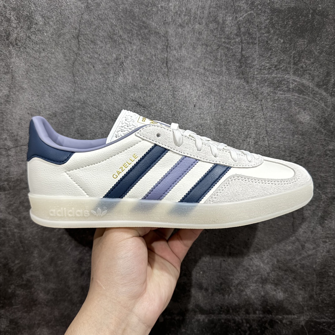 【CS版本】AD Gazelle Indoor Trainers 白蓝n 羚羊内训系列低帮复古百搭休闲运动德训风板鞋 IG1643nnn独家前帮工艺加持 全套原纸板楦头开发 每道工序同步公司流程 确保原汁原味 完美呈现原鞋版型 原厂高频磨具加持 精准内部资源对接 Logo字体百分百还原 原厂特供纳米纤维板 区别市面劣质纸板中底 原厂海玻璃鞋垫 中置乳胶足弓支撑垫 正确3/2横条宽版背胶 一比一鞋头弧度高度鞋身弧度 烫金亮度高频深浅同步原鞋 独家私模最大47.5 半透明橡胶大底 原厂定制长毛翻毛皮组合环保纤维革鞋面 原厂港宝加持定型后跟R度完美 原厂高频磨具加持 Logo字体 凹凸明显 轮廓分明 描漆定位精准 三道杠为尖角45°锯齿状 高频立体感很强 区别圆形锯齿 已最大程度还原公司 欢迎对比 将复古进行到底 简约流畅 三十年不变经典 这款Gazelle运动鞋 无论面料、配色、质感或设计 都只在重现其1991年原款的经典 皮革鞋面 撞色三条纹和鞋跟标的设计 力求呈现90年代的经典复古风潮 Samba火热的同时 也带动了其它的复古鞋型 Gazelle便是其中一只 Gazelle Indoor拥有包边更宽的T字型鞋头 更好的保护运动员的前掌 浓浓的复古氛围感 非常适合现在流行的Cleanfit风格SIZE：35.5 36 36.5 37 38 38.5 39 40 40.5 41 42 42.5 43 44 44.5 45 46 47.5 编码：DT240260-鞋库