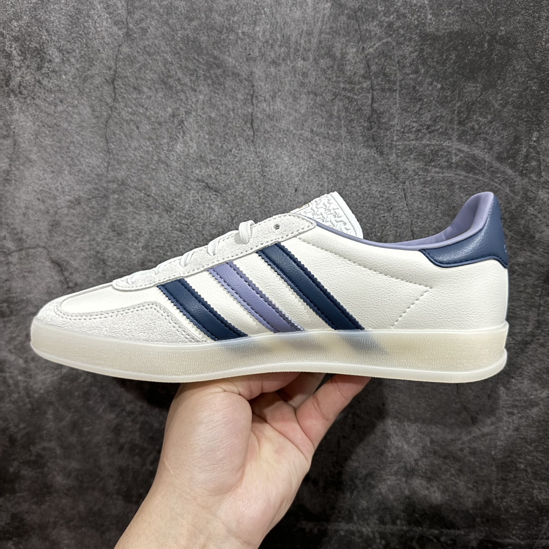 图片[2]-【CS版本】AD Gazelle Indoor Trainers 白蓝n 羚羊内训系列低帮复古百搭休闲运动德训风板鞋 IG1643nnn独家前帮工艺加持 全套原纸板楦头开发 每道工序同步公司流程 确保原汁原味 完美呈现原鞋版型 原厂高频磨具加持 精准内部资源对接 Logo字体百分百还原 原厂特供纳米纤维板 区别市面劣质纸板中底 原厂海玻璃鞋垫 中置乳胶足弓支撑垫 正确3/2横条宽版背胶 一比一鞋头弧度高度鞋身弧度 烫金亮度高频深浅同步原鞋 独家私模最大47.5 半透明橡胶大底 原厂定制长毛翻毛皮组合环保纤维革鞋面 原厂港宝加持定型后跟R度完美 原厂高频磨具加持 Logo字体 凹凸明显 轮廓分明 描漆定位精准 三道杠为尖角45°锯齿状 高频立体感很强 区别圆形锯齿 已最大程度还原公司 欢迎对比 将复古进行到底 简约流畅 三十年不变经典 这款Gazelle运动鞋 无论面料、配色、质感或设计 都只在重现其1991年原款的经典 皮革鞋面 撞色三条纹和鞋跟标的设计 力求呈现90年代的经典复古风潮 Samba火热的同时 也带动了其它的复古鞋型 Gazelle便是其中一只 Gazelle Indoor拥有包边更宽的T字型鞋头 更好的保护运动员的前掌 浓浓的复古氛围感 非常适合现在流行的Cleanfit风格SIZE：35.5 36 36.5 37 38 38.5 39 40 40.5 41 42 42.5 43 44 44.5 45 46 47.5 编码：DT240260-鞋库