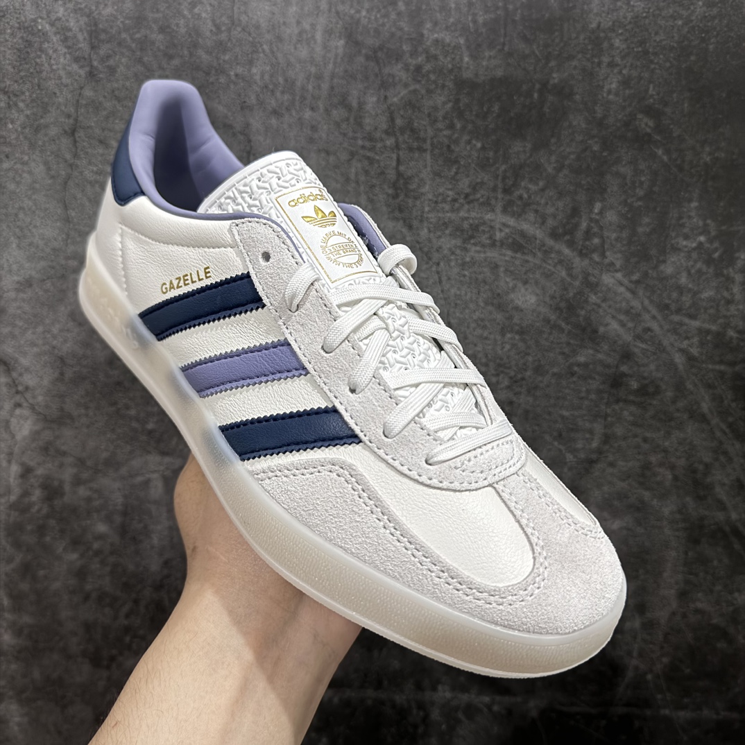 图片[3]-【CS版本】AD Gazelle Indoor Trainers 白蓝n 羚羊内训系列低帮复古百搭休闲运动德训风板鞋 IG1643nnn独家前帮工艺加持 全套原纸板楦头开发 每道工序同步公司流程 确保原汁原味 完美呈现原鞋版型 原厂高频磨具加持 精准内部资源对接 Logo字体百分百还原 原厂特供纳米纤维板 区别市面劣质纸板中底 原厂海玻璃鞋垫 中置乳胶足弓支撑垫 正确3/2横条宽版背胶 一比一鞋头弧度高度鞋身弧度 烫金亮度高频深浅同步原鞋 独家私模最大47.5 半透明橡胶大底 原厂定制长毛翻毛皮组合环保纤维革鞋面 原厂港宝加持定型后跟R度完美 原厂高频磨具加持 Logo字体 凹凸明显 轮廓分明 描漆定位精准 三道杠为尖角45°锯齿状 高频立体感很强 区别圆形锯齿 已最大程度还原公司 欢迎对比 将复古进行到底 简约流畅 三十年不变经典 这款Gazelle运动鞋 无论面料、配色、质感或设计 都只在重现其1991年原款的经典 皮革鞋面 撞色三条纹和鞋跟标的设计 力求呈现90年代的经典复古风潮 Samba火热的同时 也带动了其它的复古鞋型 Gazelle便是其中一只 Gazelle Indoor拥有包边更宽的T字型鞋头 更好的保护运动员的前掌 浓浓的复古氛围感 非常适合现在流行的Cleanfit风格SIZE：35.5 36 36.5 37 38 38.5 39 40 40.5 41 42 42.5 43 44 44.5 45 46 47.5 编码：DT240260-鞋库