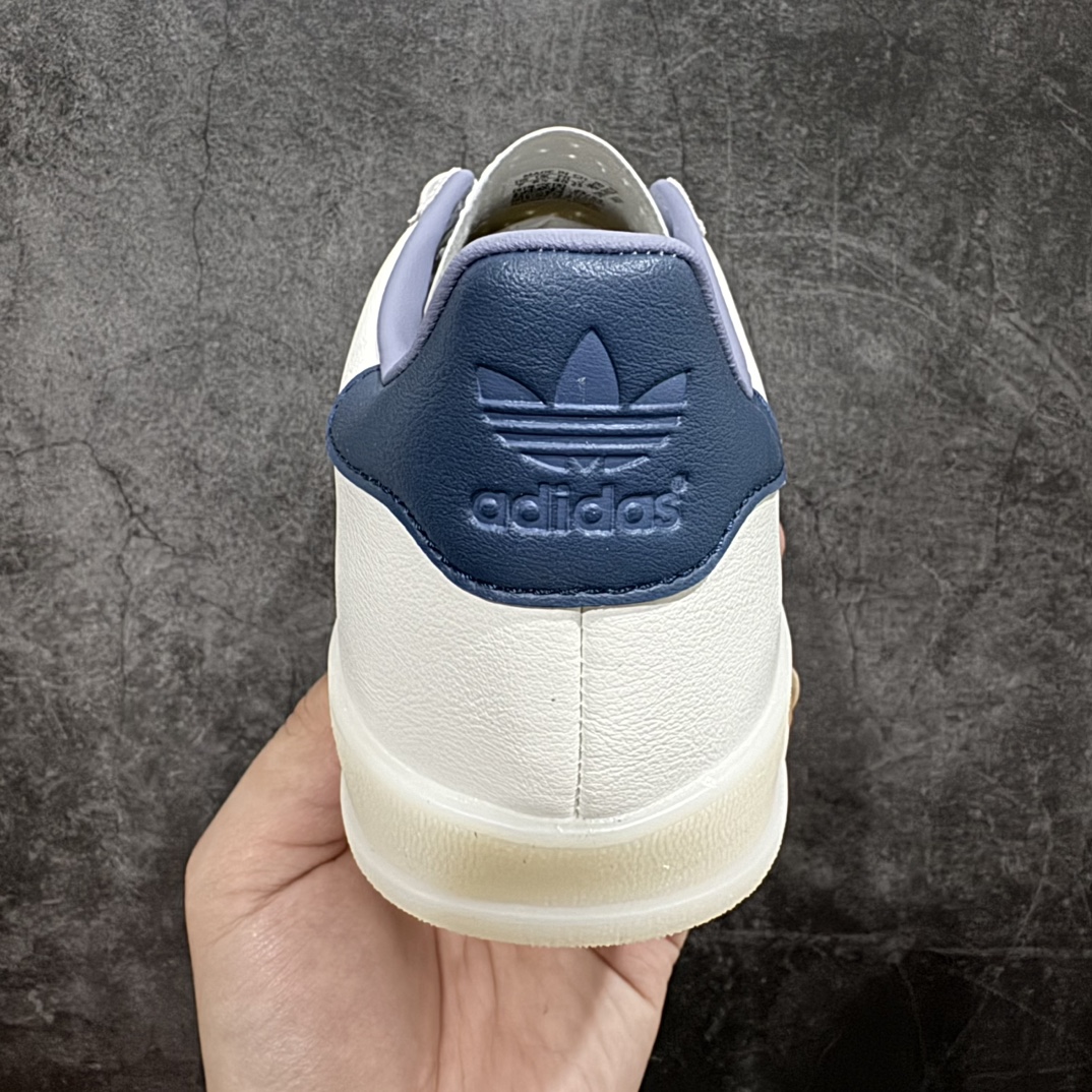 图片[4]-【CS版本】AD Gazelle Indoor Trainers 白蓝n 羚羊内训系列低帮复古百搭休闲运动德训风板鞋 IG1643nnn独家前帮工艺加持 全套原纸板楦头开发 每道工序同步公司流程 确保原汁原味 完美呈现原鞋版型 原厂高频磨具加持 精准内部资源对接 Logo字体百分百还原 原厂特供纳米纤维板 区别市面劣质纸板中底 原厂海玻璃鞋垫 中置乳胶足弓支撑垫 正确3/2横条宽版背胶 一比一鞋头弧度高度鞋身弧度 烫金亮度高频深浅同步原鞋 独家私模最大47.5 半透明橡胶大底 原厂定制长毛翻毛皮组合环保纤维革鞋面 原厂港宝加持定型后跟R度完美 原厂高频磨具加持 Logo字体 凹凸明显 轮廓分明 描漆定位精准 三道杠为尖角45°锯齿状 高频立体感很强 区别圆形锯齿 已最大程度还原公司 欢迎对比 将复古进行到底 简约流畅 三十年不变经典 这款Gazelle运动鞋 无论面料、配色、质感或设计 都只在重现其1991年原款的经典 皮革鞋面 撞色三条纹和鞋跟标的设计 力求呈现90年代的经典复古风潮 Samba火热的同时 也带动了其它的复古鞋型 Gazelle便是其中一只 Gazelle Indoor拥有包边更宽的T字型鞋头 更好的保护运动员的前掌 浓浓的复古氛围感 非常适合现在流行的Cleanfit风格SIZE：35.5 36 36.5 37 38 38.5 39 40 40.5 41 42 42.5 43 44 44.5 45 46 47.5 编码：DT240260-鞋库