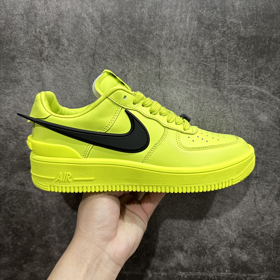 【公司级】AMBUSH x NK Air Force 1 Low空军一号宽底版系列低帮百搭休闲运动板鞋 联名大钩 DV3464-100在 Yoon Ahn 的职权范围内 AMBUSH 已经确立了自己在日本街头服饰生态系统中的主要地位 同时通过 Air Adjust Force 和一系列 Dunks 的合作帮助 他们最近在美国的东亚印记显着扩大 预计将在这个假期首次亮相 该品牌现在将其人才带入 Air Force 1，这是这两个群体年轻的四年关系中的第一次 除了之前看到的“白/黑”AF1 后者的结构始终采用优质工具 鞋面采用高端滚纹皮革 而 AMBUSH 品牌的鞋跟夹和加长的摩托车尾管 Swooshes 为下面所示的包覆设计注入了个性 相对于标志性的“三重黑”美学 深黑色产品享有上述色调的完全色调处理 除了它的中足格纹和上鞋舌品牌 它用清爽的白色细节和镀铬杜布拉斯照亮了漆黑的整体  “皇家蓝”锚定了从鞋垫到第二套服装不间断鞋底单元的所有东西 而与上述相同的装饰 – 包括鞋跟标签 – 以名义上的黄色阴影结束  尺码：36 36.5 37.5 38 38.5 39 40 40.5 41 42 42.5 43 44 44.5 45 编码：LF310320-鞋库