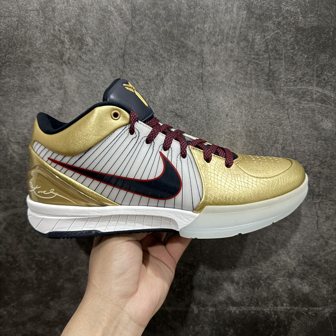 【S2纯原】NK ZOOM KOBE 4 Protro \”Gold Medal\” 白黑金nS2纯原生产线科比四代 白黑金 #Zoom Turbo气垫➕后掌EVA缓震 实战配置直接拉满n#原楦纸板开发 鞋身流线型、后跟塑形，区分土肥圆n#原档数据3D打印 鞋面细节匹配原版n#全身鞋材卡料色独家定制 唯一正确喷漆SWOOSH#NK专利Flyknit飞线科技，给予鞋身足够抗扭矩力n#真实底模最大48.5  实战利器 专供海外市场 Size：40 40.5 41 42 42.5 43 44 44.5 45 46 47.5 48.5n（脚宽、脚胖 建议买大半码） 编码：OG450480-鞋库