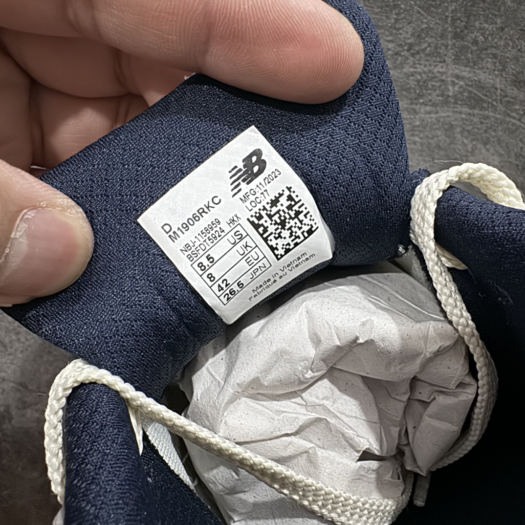 图片[7]-【M版纯原】新百伦Kith x NB New Balance 1906 联名白蓝  M1906RKCn 全套原楦原纸板原厂数据开发 进口三明治网面 原装进口皮料正确绒感卡色 正确中底拉帮中底网布细节 原厂标裁 带紫光防伪 定制后跟透明水晶模块 冲裁组合 大底贴合程度胶水上色把控完美 整洁度挑战全网艺术家 多道序QC把关品质完善 匠心打造 耗时两个月开发完成 工艺极其复杂难度可想而知 新开独立私模大底 全网唯一正确六层组合大底 高端零售专供产物Size：36 37 37.5 38 38.5 39 40 40.5 41 42 42.5 43 44 45.5 46.5 47 编码：HXS310330-鞋库