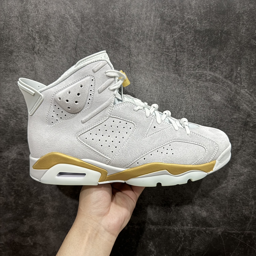 【外贸版】Air Jordan 6 Retro \”Paris Olympics\” AJ6 乔6巴黎奥运会 DQ4914-074nn为2024年巴黎奥运会做好准备。鞋款融合了纯白金、冰川蓝、金属金和椰奶色为配色方案，以优质的材料组合。鞋带锁、中底、飞人鞋舌品牌和鞋跟扰流板均采用华丽的金属金元素，以提升其吸引力，这也是对2024年奥运会的特别致敬将增加一种独特的方式，再加上半透明的水晶外底来包裹设计。鞋款将推出女生尺码售价200美元，学龄前尺码售价90美元，幼儿尺码售价75美元，将为巴黎奥运会举办一场时尚的鞋款庆典。 尺码：40 40.5 41 42 42.5 43 44 44.5 45 46 47.5  编码：777420450-鞋库