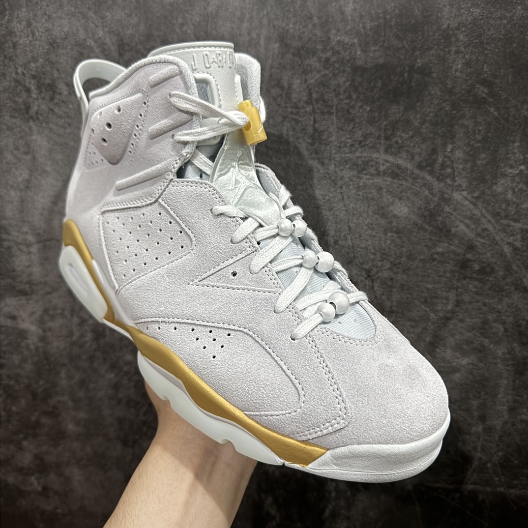 图片[3]-【外贸版】Air Jordan 6 Retro \”Paris Olympics\” AJ6 乔6巴黎奥运会 DQ4914-074nn为2024年巴黎奥运会做好准备。鞋款融合了纯白金、冰川蓝、金属金和椰奶色为配色方案，以优质的材料组合。鞋带锁、中底、飞人鞋舌品牌和鞋跟扰流板均采用华丽的金属金元素，以提升其吸引力，这也是对2024年奥运会的特别致敬将增加一种独特的方式，再加上半透明的水晶外底来包裹设计。鞋款将推出女生尺码售价200美元，学龄前尺码售价90美元，幼儿尺码售价75美元，将为巴黎奥运会举办一场时尚的鞋款庆典。 尺码：40 40.5 41 42 42.5 43 44 44.5 45 46 47.5  编码：777420450-鞋库