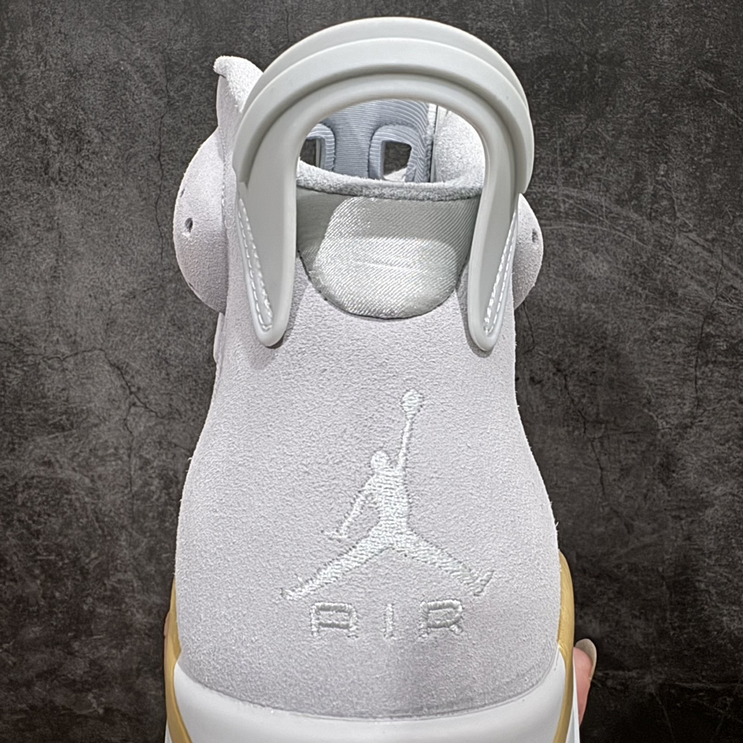 图片[2]-【外贸版】Air Jordan 6 Retro \”Paris Olympics\” AJ6 乔6巴黎奥运会 DQ4914-074nn为2024年巴黎奥运会做好准备。鞋款融合了纯白金、冰川蓝、金属金和椰奶色为配色方案，以优质的材料组合。鞋带锁、中底、飞人鞋舌品牌和鞋跟扰流板均采用华丽的金属金元素，以提升其吸引力，这也是对2024年奥运会的特别致敬将增加一种独特的方式，再加上半透明的水晶外底来包裹设计。鞋款将推出女生尺码售价200美元，学龄前尺码售价90美元，幼儿尺码售价75美元，将为巴黎奥运会举办一场时尚的鞋款庆典。 尺码：40 40.5 41 42 42.5 43 44 44.5 45 46 47.5  编码：777420450-鞋库