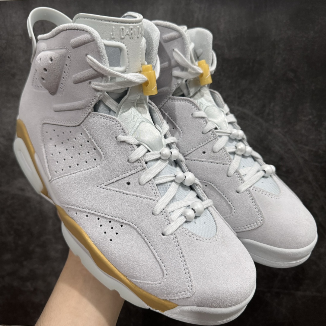 【外贸版】Air Jordan 6 Retro \”Paris Olympics\” AJ6 乔6巴黎奥运会 DQ4914-074nn为2024年巴黎奥运会做好准备。鞋款融合了纯白金、冰川蓝、金属金和椰奶色为配色方案，以优质的材料组合。鞋带锁、中底、飞人鞋舌品牌和鞋跟扰流板均采用华丽的金属金元素，以提升其吸引力，这也是对2024年奥运会的特别致敬将增加一种独特的方式，再加上半透明的水晶外底来包裹设计。鞋款将推出女生尺码售价200美元，学龄前尺码售价90美元，幼儿尺码售价75美元，将为巴黎奥运会举办一场时尚的鞋款庆典。 尺码：40 40.5 41 42 42.5 43 44 44.5 45 46 47.5  编码：777420450-鞋库