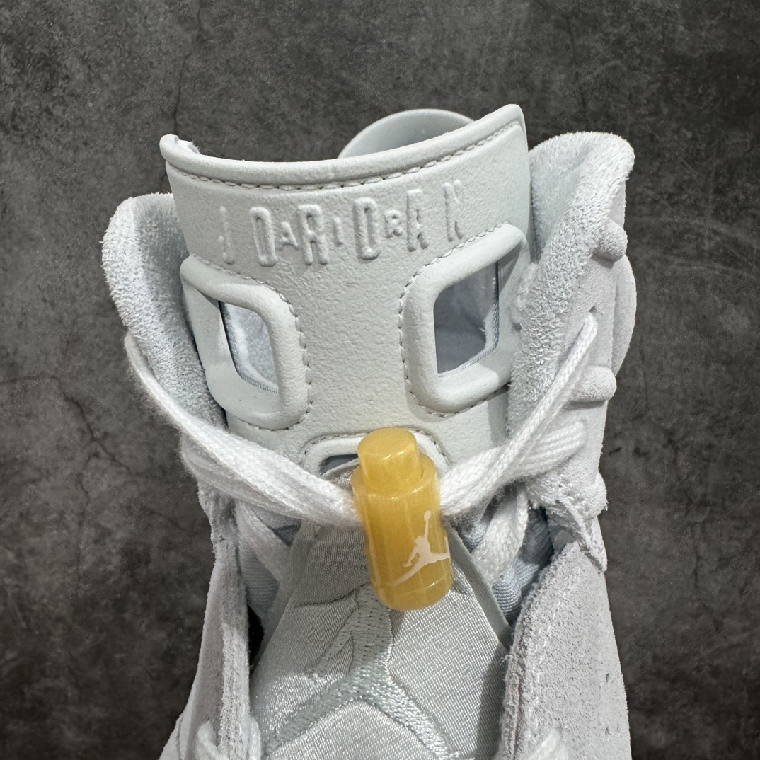 图片[9]-【外贸版】Air Jordan 6 Retro \”Paris Olympics\” AJ6 乔6巴黎奥运会 DQ4914-074nn为2024年巴黎奥运会做好准备。鞋款融合了纯白金、冰川蓝、金属金和椰奶色为配色方案，以优质的材料组合。鞋带锁、中底、飞人鞋舌品牌和鞋跟扰流板均采用华丽的金属金元素，以提升其吸引力，这也是对2024年奥运会的特别致敬将增加一种独特的方式，再加上半透明的水晶外底来包裹设计。鞋款将推出女生尺码售价200美元，学龄前尺码售价90美元，幼儿尺码售价75美元，将为巴黎奥运会举办一场时尚的鞋款庆典。 尺码：40 40.5 41 42 42.5 43 44 44.5 45 46 47.5  编码：777420450-鞋库