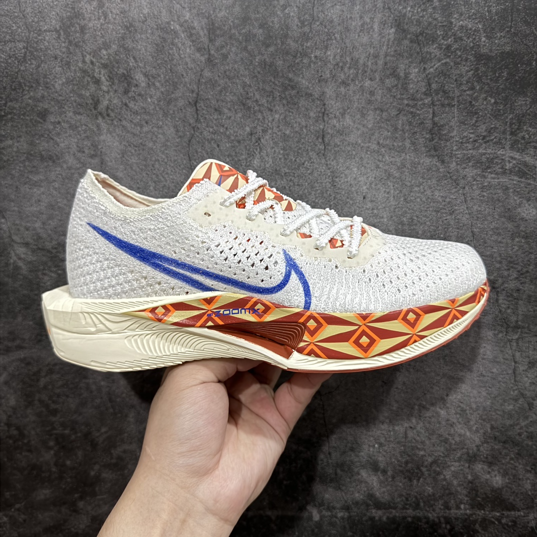 【顶级No.1版】Nike ZoomX Vaporfly Next% 3 破2三代 空气飞行3代系列马拉松轻量超跑竞速运动慢跑鞋 货号：FQ7676-100n男鞋真标半码制升级原楦原纸版数据开发版型n采用同源数据开发Flyknit织物融合TPU丝半透明鞋面材质n中底采用ZoomX泡棉+FlyPlate铲型塑料碳板 外置防滑耐磨大底片❗️科技扛鼎，再次提升！ 尺码：39 40 40.5 41 42 42.5 43 44 44.5 45nn近日，Nike全新顶级缓震跑鞋亮相，那就是深受马拉松跑者喜爱的 Nike ZoomX Vaporfly NEXT% 系列新鞋Nike Vaporfly NEXT% 3！从整体结构上看，这一代Vaporfly变化不大，依然是“三明治”结构中底，但细节上确实有了不少变化。最大的改动是将原本的上翘中底改为了钻石切割造型，将外延长度缩短，宽度进行增加，提高了落地稳定性。外底采用华夫格纹路，透过ZoomX泡棉内置的 FlyPlate 碳板清晰可见。 编码：DS390310-鞋库