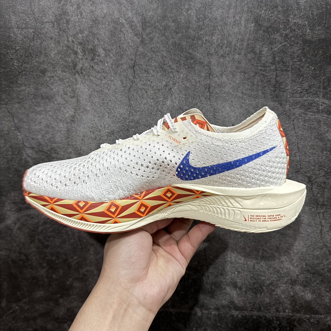 图片[2]-【顶级No.1版】Nike ZoomX Vaporfly Next% 3 破2三代 空气飞行3代系列马拉松轻量超跑竞速运动慢跑鞋 货号：FQ7676-100n男鞋真标半码制升级原楦原纸版数据开发版型n采用同源数据开发Flyknit织物融合TPU丝半透明鞋面材质n中底采用ZoomX泡棉+FlyPlate铲型塑料碳板 外置防滑耐磨大底片❗️科技扛鼎，再次提升！ 尺码：39 40 40.5 41 42 42.5 43 44 44.5 45nn近日，Nike全新顶级缓震跑鞋亮相，那就是深受马拉松跑者喜爱的 Nike ZoomX Vaporfly NEXT% 系列新鞋Nike Vaporfly NEXT% 3！从整体结构上看，这一代Vaporfly变化不大，依然是“三明治”结构中底，但细节上确实有了不少变化。最大的改动是将原本的上翘中底改为了钻石切割造型，将外延长度缩短，宽度进行增加，提高了落地稳定性。外底采用华夫格纹路，透过ZoomX泡棉内置的 FlyPlate 碳板清晰可见。 编码：DS390310-莆田鞋批发中心