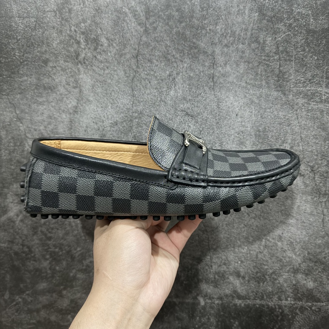 【广东纯原版本】Louis Vuitton Major Mocassin Lv马霍尔系列商务休闲懒人平底乐福豆豆驾马鞋“皮革黑深纹棋盘格子”1A9YV3 本款 Major 乐福鞋结合粒面牛皮革和 Damier 压纹牛皮革鞋面 点缀 LV 字母 搭配厚实而不失轻巧的微型橡胶外底 Monogram 皮革 手工缝纫鞋面（每双工时 1 小时） Tubular 工艺 橡胶粒外底 LV 字母装饰尺码：38-46 编码：HH350370-鞋库