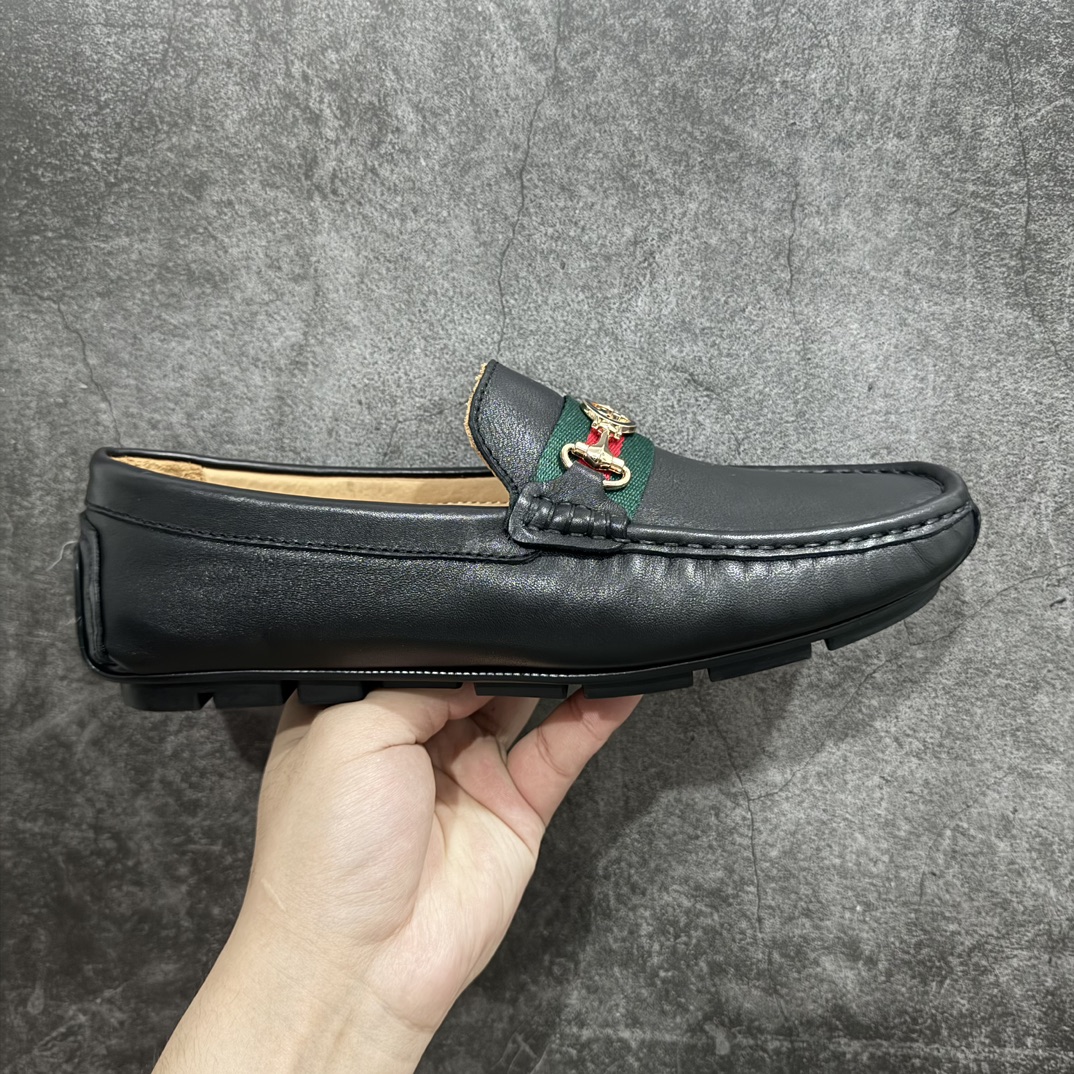 【广东纯原版本】Gucci Men\’s Driver With Web 古驰德里弗系列商务休闲百搭懒人平底乐福豆豆驾马鞋“皮革黑绿红织带”624698 1XH10 1066 这款驾车鞋焕新演绎经典款型 运用黑色皮革打造柔性结构 将织带和点缀彩色珐琅的互扣式双G马衔扣等多种标志性品牌细节巧妙糅合 黑色柔软小牛皮 男款 红绿织带 珐琅互扣式双G马衔扣 橡胶鞋底 平底 1厘米跟高 尺码：38-46 编码：HH350370n-鞋库