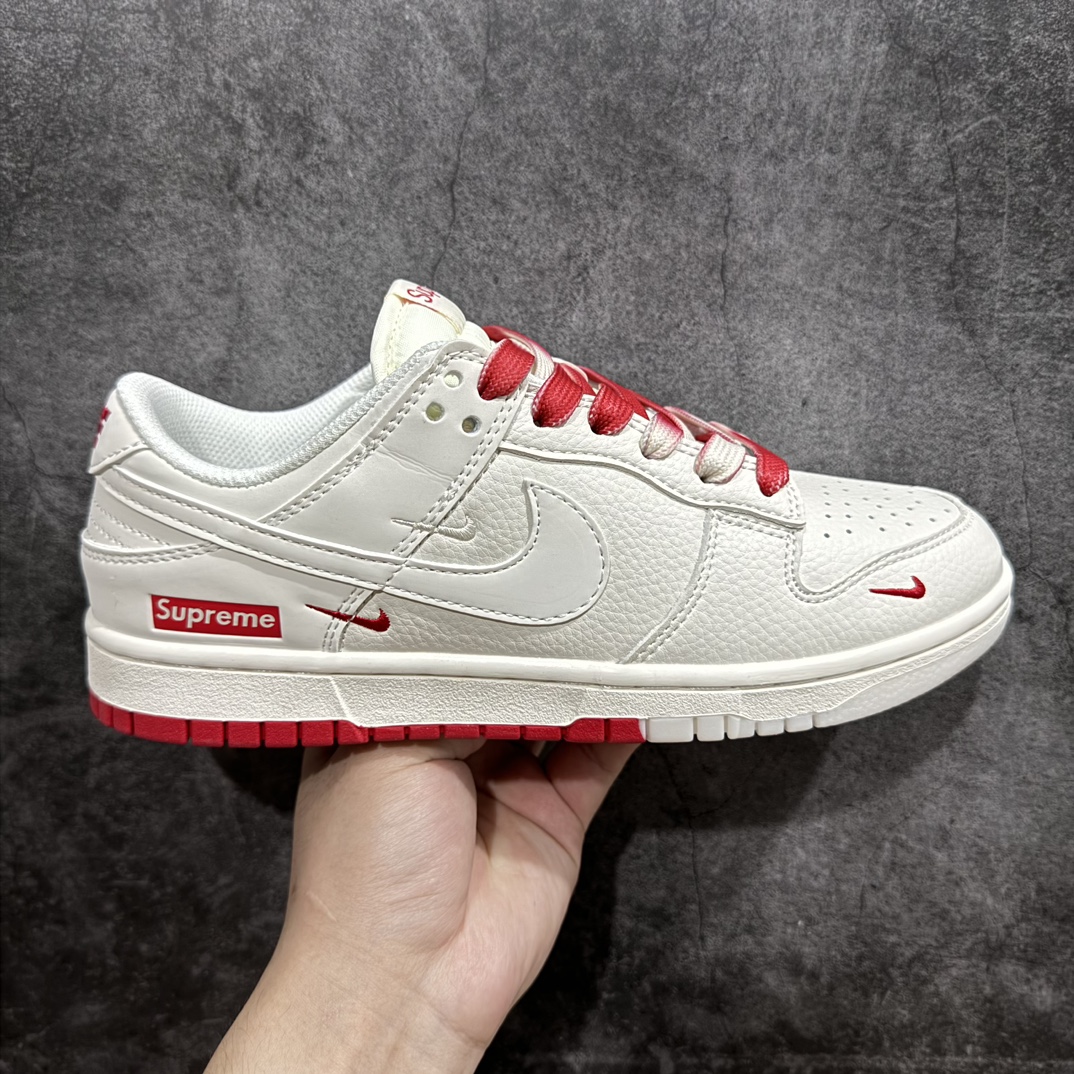 【定制版】Nike SB Dunk Low x Supreme 白红三钩n纯原大厂出品 极力推荐n原装头层材料 独家版型蒸餾加工n帶來的是更好的视觉和脚感体验n大厂纯原品质出货 清洁度 电绣工艺皮料切割干净无任何毛边 细节完美 官方货号：BB8675 107 尺码：36 36.5 37.5 38 38.5 39 40 40.5 41 42 42.5 43 44 44.5 45  编码：HXS320340-莆田鞋批发中心