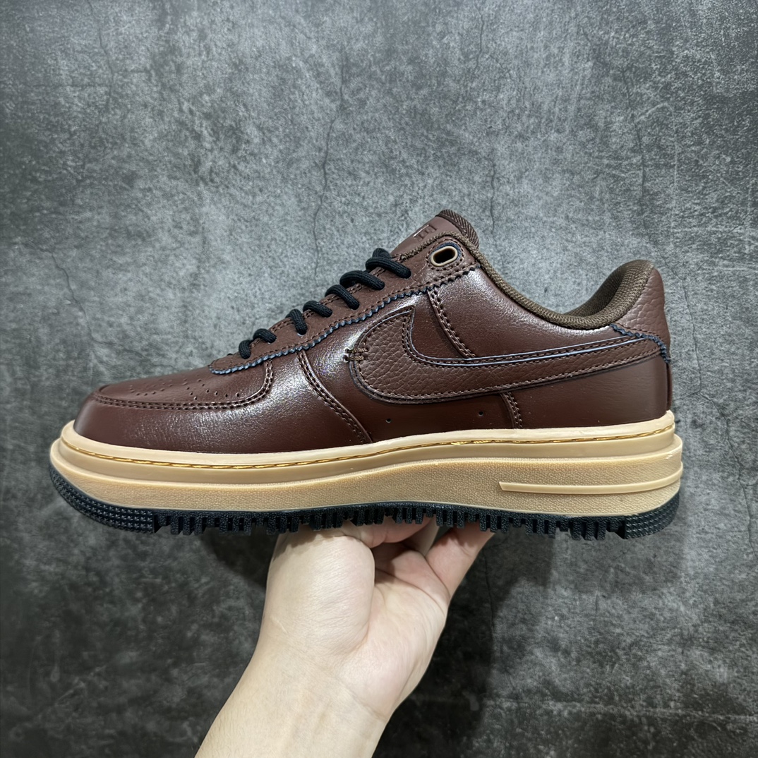 图片[2]-【公司级】NK Air Force 1 Low Luxe空军一号低帮厚底休闲运动板鞋 DM2451-200 鞋款以1982年原版经典的 Air Force 1 Luxe 为蓝本，继续带来全新系列。整体采用荔枝纹皮革打造，搭配同色系的光滑皮革 Swoosh Logo，当中透过金色车线勾勒出刺绣与贴边缝线等多处细节，完美彰显精致的上乘质感。最后选用尼龍鞋舌与橡胶大底为我穿着提供防水、防滑的强大功能性。独特的外底设计，提升鞋款的户外能力。 尺码：36 36.5 37.5 38 38.5 39 40 40.5 41 42 42.5 43 44 44.5 45 编码：LF270280-鞋库