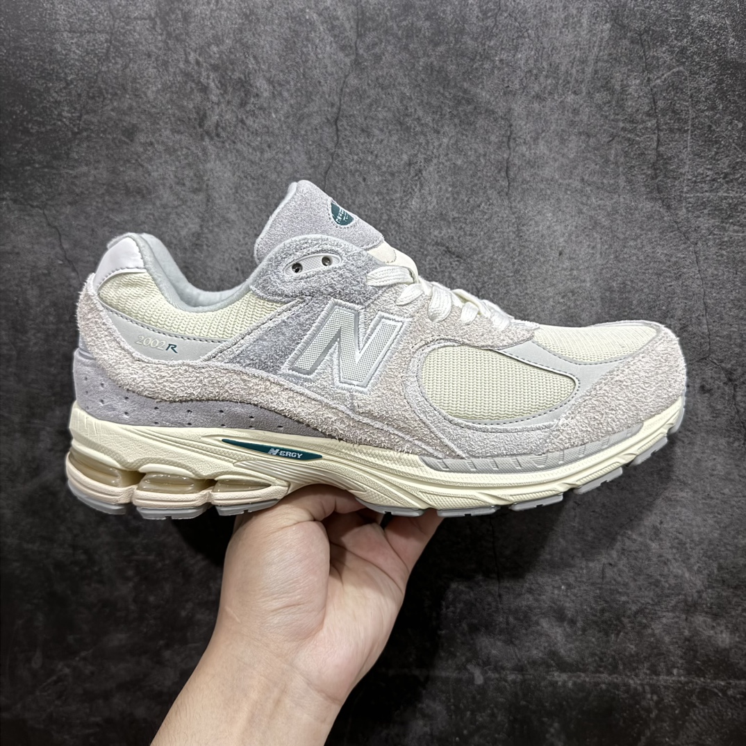 【K版纯原】New Balance 2002系列 经典灰 复古休闲跑步鞋 M2002REKn鞋款延续了经典科技，升级版N-ERGY缓震物料机能与材质上脚太舒适了，鞋面的柔软麂皮搭配尼龙网布，特别透气而且还复古感，不管是搭配牛仔裤还工装裤都是百搭！ 尺码：36 37 37.5 38 38.5 39.5 40 40.5 41.5 42 42.5 43 44 44.5 45  编码：HXS310330-鞋库