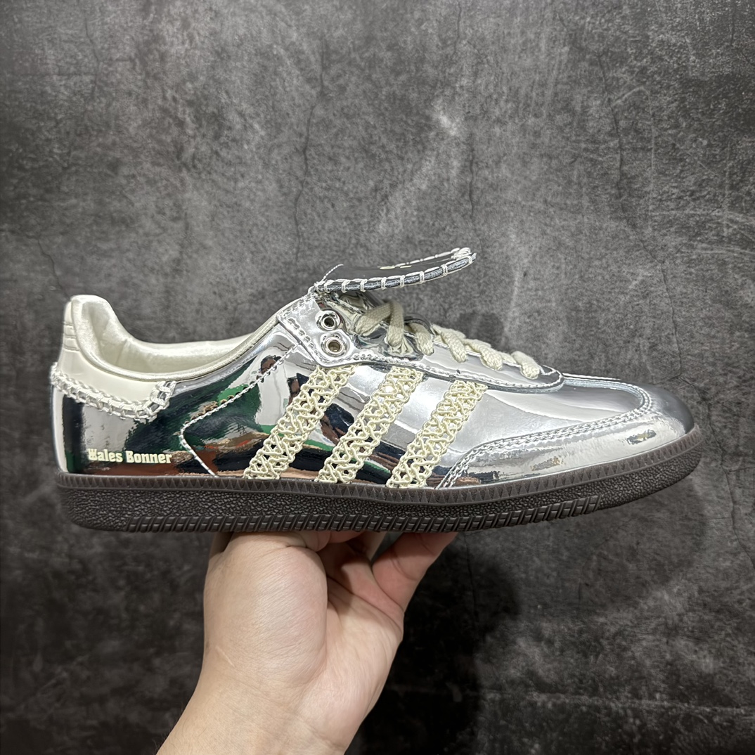 【KX纯原版】Wales Bonner x AD Originals Samba Classic\”Silver Metallic\”桑巴舞系列绅士德训足球风百搭低帮休闲运动板鞋“镜面银米白焦糖底”IG8181n完美鞋型 超高品质做工清洁度n正确鞋带扣（上面小扣下面大扣） 正确内里丝绸布料n正确大底卡色乌黑色区别市场大底错色正确鞋带 区别市场通用鞋带n正确中底及鞋垫 抽屉原盒配件齐 尺码：35.5-45 编码：MF240260-鞋库