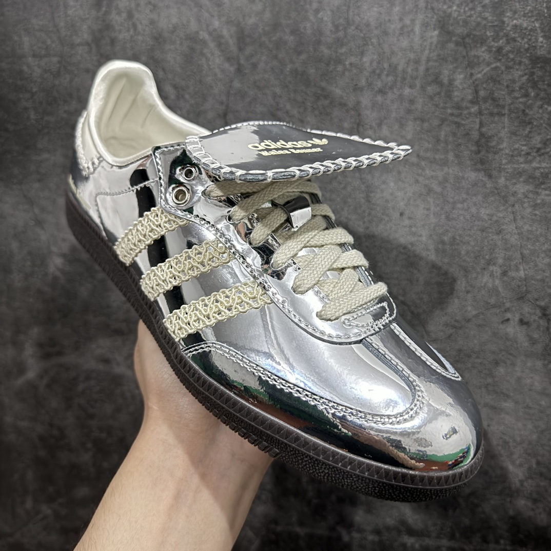 图片[3]-【KX纯原版】Wales Bonner x AD Originals Samba Classic\”Silver Metallic\”桑巴舞系列绅士德训足球风百搭低帮休闲运动板鞋“镜面银米白焦糖底”IG8181n完美鞋型 超高品质做工清洁度n正确鞋带扣（上面小扣下面大扣） 正确内里丝绸布料n正确大底卡色乌黑色区别市场大底错色正确鞋带 区别市场通用鞋带n正确中底及鞋垫 抽屉原盒配件齐 尺码：35.5-45 编码：MF240260-鞋库