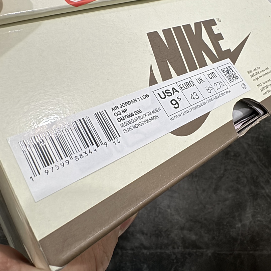 图片[9]-【PK纯原版】Travis Scott x Air Jordan AJ1 Low OG SP TS联名军绿倒钩8.0低帮 DM7866-200nn品质非常稳的版本细节强于市场90%以上代号纯原版本n高价零售必推 零翻车💪🏻nn所有皮料均来自原厂 所有细节均多次校对针车效果同步原鞋 刺绣拉到原厂定做原楦原纸板开发 后跟弧度收口自然不对折 极致一眼正品既视感进口玻璃冲刀皮料裁剪超干净零毛边 承诺百分百一致原鞋 鞋面清洁度最高 QC检验标准 控制溢胶 鞋盒、防尘纸 配件鞋带 均采购来自原厂 尺码：36-47.5 编码：T1440460-鞋库