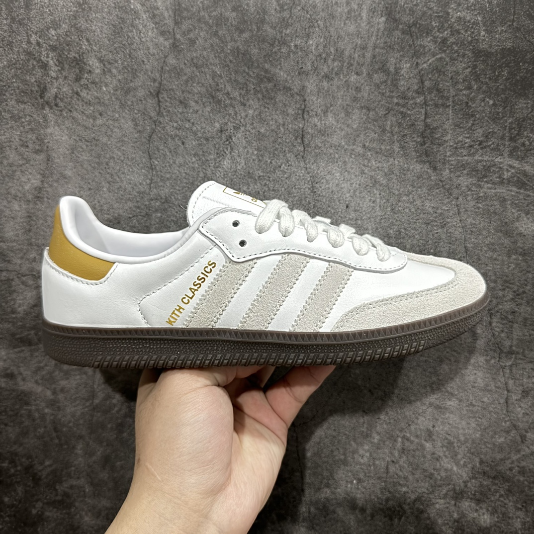 【纳帕软皮版】Kith x AD Original Samba OG 复古经典轻便板鞋 白棕尾 IE4800nn全新工厂出品 材质细节用料感人n全鞋使用纳帕软皮 成本比市场通货高很多任何细节 版型都值得反复推敲对比n你会发现这个版本是真的好版本💪🏻n正确烫金高频细节 原装纳米超迁皮料 独家私模橡胶大底 原盒原配 SIZE：36 36.5 37.5 38 38.5 39 40 40.5 41 42 42.5 43 44 44.5 45 46 编码：JP240260-鞋库