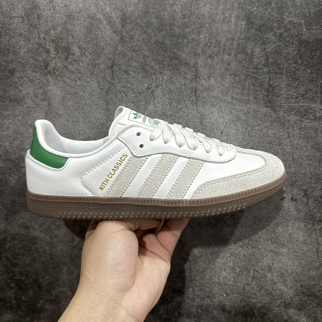 【纳帕软皮版】Kith x AD Original Samba OG 复古经典轻便板鞋 白绿尾 FX5398nn全新工厂出品 材质细节用料感人n全鞋使用纳帕软皮 成本比市场通货高很多任何细节 版型都值得反复推敲对比n你会发现这个版本是真的好版本💪🏻n正确烫金高频细节 原装纳米超迁皮料 独家私模橡胶大底 原盒原配 SIZE：36 36.5 37.5 38 38.5 39 40 40.5 41 42 42.5 43 44 44.5 45 46 编码：JP240260-鞋库