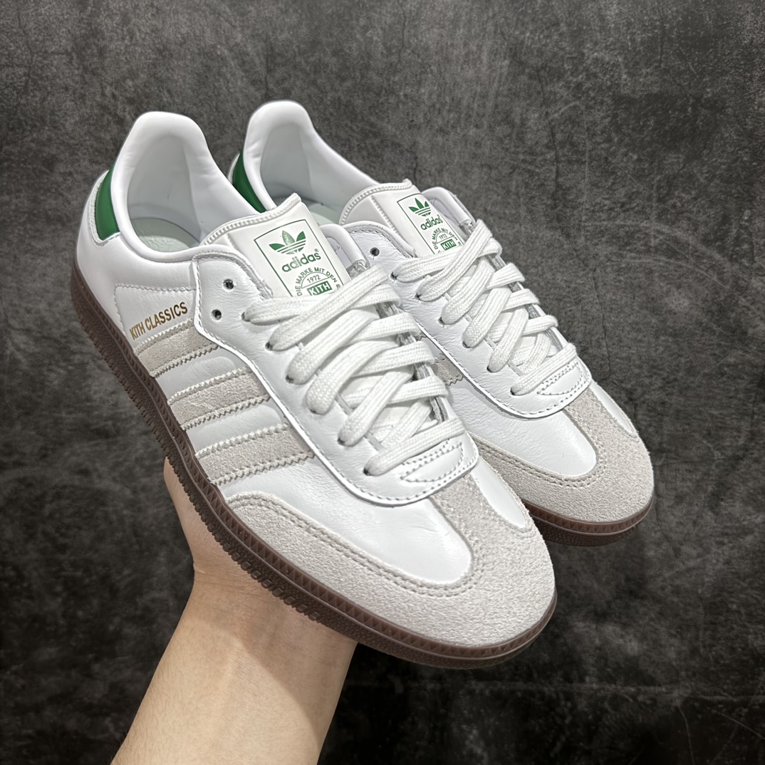 【纳帕软皮版】Kith x AD Original Samba OG 复古经典轻便板鞋 白绿尾 FX5398nn全新工厂出品 材质细节用料感人n全鞋使用纳帕软皮 成本比市场通货高很多任何细节 版型都值得反复推敲对比n你会发现这个版本是真的好版本💪🏻n正确烫金高频细节 原装纳米超迁皮料 独家私模橡胶大底 原盒原配 SIZE：36 36.5 37.5 38 38.5 39 40 40.5 41 42 42.5 43 44 44.5 45 46 编码：JP240260-鞋库