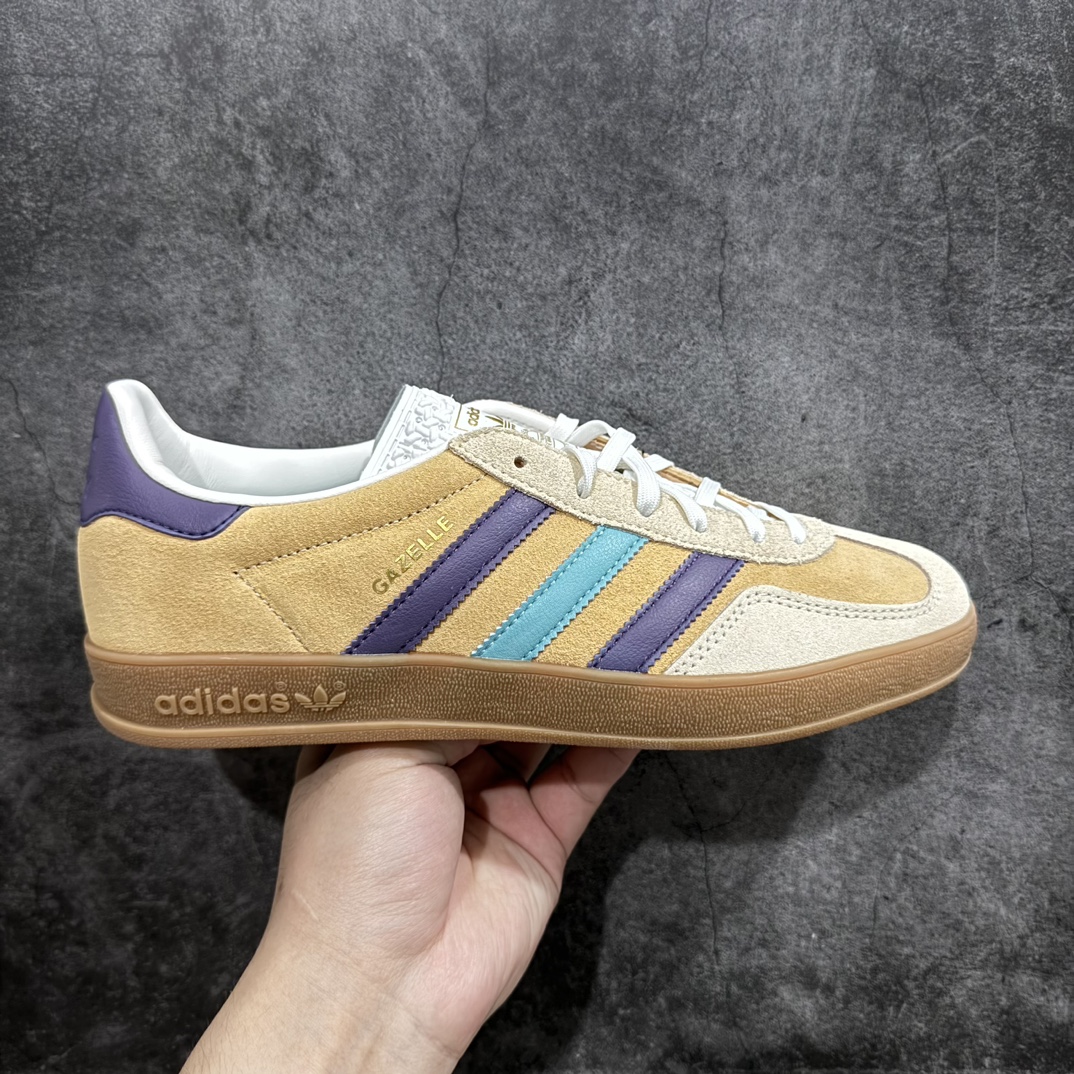 【CS版本】AD Gazelle Indoor Trainers 棕绿n 羚羊内训系列低帮复古百搭休闲运动德训风板鞋 IG1636nnn独家前帮工艺加持 全套原纸板楦头开发 每道工序同步公司流程 确保原汁原味 完美呈现原鞋版型 原厂高频磨具加持 精准内部资源对接 Logo字体百分百还原 原厂特供纳米纤维板 区别市面劣质纸板中底 原厂海玻璃鞋垫 中置乳胶足弓支撑垫 正确3/2横条宽版背胶 一比一鞋头弧度高度鞋身弧度 烫金亮度高频深浅同步原鞋 独家私模最大47.5 半透明橡胶大底 原厂定制长毛翻毛皮组合环保纤维革鞋面 原厂港宝加持定型后跟R度完美 原厂高频磨具加持 Logo字体 凹凸明显 轮廓分明 描漆定位精准 三道杠为尖角45°锯齿状 高频立体感很强 区别圆形锯齿 已最大程度还原公司 欢迎对比 将复古进行到底 简约流畅 三十年不变经典 这款Gazelle运动鞋 无论面料、配色、质感或设计 都只在重现其1991年原款的经典 皮革鞋面 撞色三条纹和鞋跟标的设计 力求呈现90年代的经典复古风潮 Samba火热的同时 也带动了其它的复古鞋型 Gazelle便是其中一只 Gazelle Indoor拥有包边更宽的T字型鞋头 更好的保护运动员的前掌 浓浓的复古氛围感 非常适合现在流行的Cleanfit风格SIZE：35.5 36 36.5 37 38 38.5 39 40 40.5 41 42 42.5 43 44 44.5 45 46 47.5 编码：DT240260-鞋库