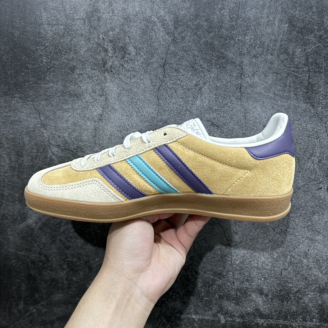 图片[2]-【CS版本】AD Gazelle Indoor Trainers 棕绿n 羚羊内训系列低帮复古百搭休闲运动德训风板鞋 IG1636nnn独家前帮工艺加持 全套原纸板楦头开发 每道工序同步公司流程 确保原汁原味 完美呈现原鞋版型 原厂高频磨具加持 精准内部资源对接 Logo字体百分百还原 原厂特供纳米纤维板 区别市面劣质纸板中底 原厂海玻璃鞋垫 中置乳胶足弓支撑垫 正确3/2横条宽版背胶 一比一鞋头弧度高度鞋身弧度 烫金亮度高频深浅同步原鞋 独家私模最大47.5 半透明橡胶大底 原厂定制长毛翻毛皮组合环保纤维革鞋面 原厂港宝加持定型后跟R度完美 原厂高频磨具加持 Logo字体 凹凸明显 轮廓分明 描漆定位精准 三道杠为尖角45°锯齿状 高频立体感很强 区别圆形锯齿 已最大程度还原公司 欢迎对比 将复古进行到底 简约流畅 三十年不变经典 这款Gazelle运动鞋 无论面料、配色、质感或设计 都只在重现其1991年原款的经典 皮革鞋面 撞色三条纹和鞋跟标的设计 力求呈现90年代的经典复古风潮 Samba火热的同时 也带动了其它的复古鞋型 Gazelle便是其中一只 Gazelle Indoor拥有包边更宽的T字型鞋头 更好的保护运动员的前掌 浓浓的复古氛围感 非常适合现在流行的Cleanfit风格SIZE：35.5 36 36.5 37 38 38.5 39 40 40.5 41 42 42.5 43 44 44.5 45 46 47.5 编码：DT240260-鞋库