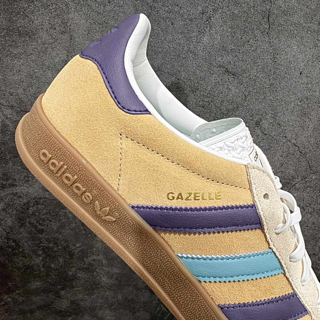 图片[7]-【CS版本】AD Gazelle Indoor Trainers 棕绿n 羚羊内训系列低帮复古百搭休闲运动德训风板鞋 IG1636nnn独家前帮工艺加持 全套原纸板楦头开发 每道工序同步公司流程 确保原汁原味 完美呈现原鞋版型 原厂高频磨具加持 精准内部资源对接 Logo字体百分百还原 原厂特供纳米纤维板 区别市面劣质纸板中底 原厂海玻璃鞋垫 中置乳胶足弓支撑垫 正确3/2横条宽版背胶 一比一鞋头弧度高度鞋身弧度 烫金亮度高频深浅同步原鞋 独家私模最大47.5 半透明橡胶大底 原厂定制长毛翻毛皮组合环保纤维革鞋面 原厂港宝加持定型后跟R度完美 原厂高频磨具加持 Logo字体 凹凸明显 轮廓分明 描漆定位精准 三道杠为尖角45°锯齿状 高频立体感很强 区别圆形锯齿 已最大程度还原公司 欢迎对比 将复古进行到底 简约流畅 三十年不变经典 这款Gazelle运动鞋 无论面料、配色、质感或设计 都只在重现其1991年原款的经典 皮革鞋面 撞色三条纹和鞋跟标的设计 力求呈现90年代的经典复古风潮 Samba火热的同时 也带动了其它的复古鞋型 Gazelle便是其中一只 Gazelle Indoor拥有包边更宽的T字型鞋头 更好的保护运动员的前掌 浓浓的复古氛围感 非常适合现在流行的Cleanfit风格SIZE：35.5 36 36.5 37 38 38.5 39 40 40.5 41 42 42.5 43 44 44.5 45 46 47.5 编码：DT240260-鞋库