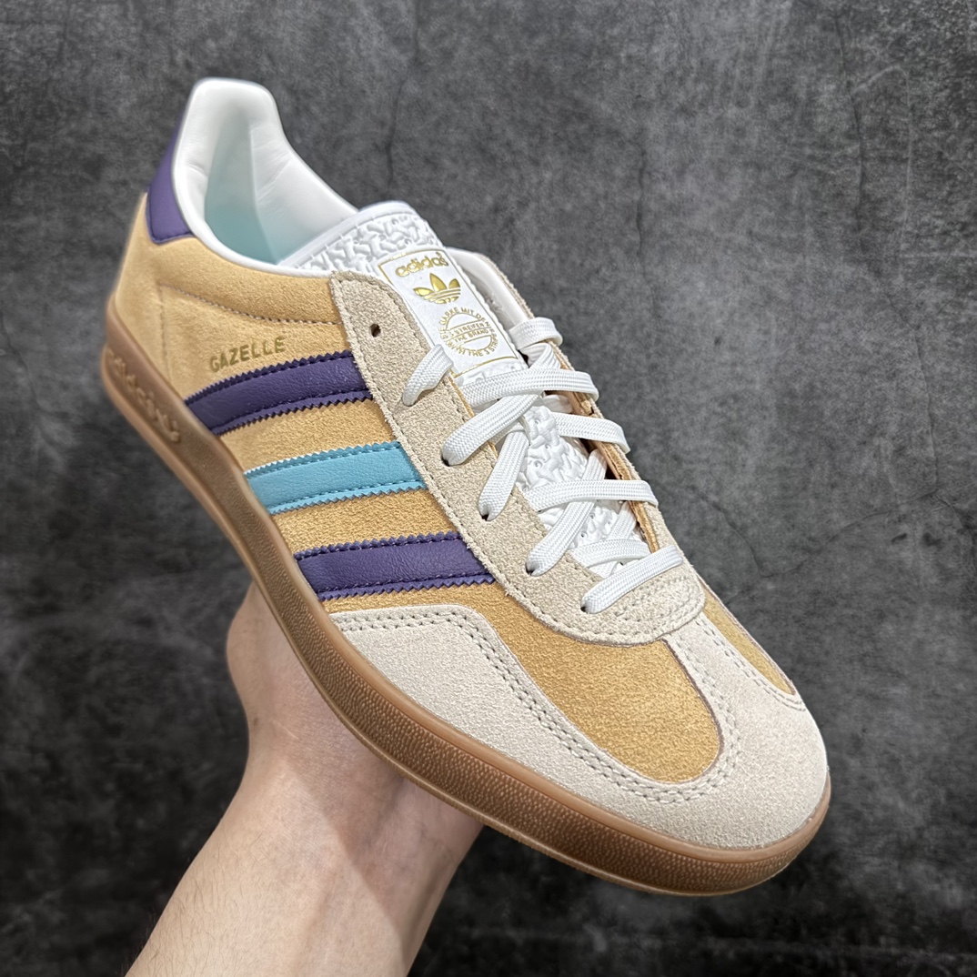 图片[3]-【CS版本】AD Gazelle Indoor Trainers 棕绿n 羚羊内训系列低帮复古百搭休闲运动德训风板鞋 IG1636nnn独家前帮工艺加持 全套原纸板楦头开发 每道工序同步公司流程 确保原汁原味 完美呈现原鞋版型 原厂高频磨具加持 精准内部资源对接 Logo字体百分百还原 原厂特供纳米纤维板 区别市面劣质纸板中底 原厂海玻璃鞋垫 中置乳胶足弓支撑垫 正确3/2横条宽版背胶 一比一鞋头弧度高度鞋身弧度 烫金亮度高频深浅同步原鞋 独家私模最大47.5 半透明橡胶大底 原厂定制长毛翻毛皮组合环保纤维革鞋面 原厂港宝加持定型后跟R度完美 原厂高频磨具加持 Logo字体 凹凸明显 轮廓分明 描漆定位精准 三道杠为尖角45°锯齿状 高频立体感很强 区别圆形锯齿 已最大程度还原公司 欢迎对比 将复古进行到底 简约流畅 三十年不变经典 这款Gazelle运动鞋 无论面料、配色、质感或设计 都只在重现其1991年原款的经典 皮革鞋面 撞色三条纹和鞋跟标的设计 力求呈现90年代的经典复古风潮 Samba火热的同时 也带动了其它的复古鞋型 Gazelle便是其中一只 Gazelle Indoor拥有包边更宽的T字型鞋头 更好的保护运动员的前掌 浓浓的复古氛围感 非常适合现在流行的Cleanfit风格SIZE：35.5 36 36.5 37 38 38.5 39 40 40.5 41 42 42.5 43 44 44.5 45 46 47.5 编码：DT240260-鞋库