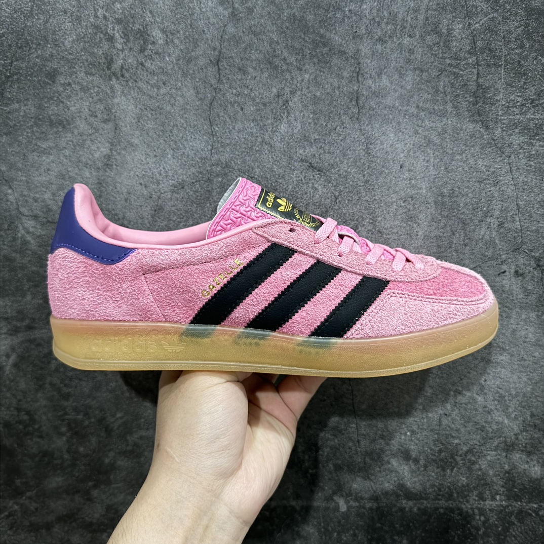 【T版纯原跑量】AD Original Gazelle Indoor Trainers 瞪羚室内鞋系列低帮复古百搭休闲运动德训风板鞋 IE7002nn同价位中品质最佳 最优选择版本n原厂翻毛皮料 翻毛效果 卡色与原版无差别n正确半透大底  大底厚度质感比市面好很多n完美版型 实拍可感受 随意对比可匹敌任何价位品质 全套原纸板楦头开发 每道工序同步公司流程 确保原汁原味n中底原厂特供纳米纤维板 区别市面劣质纸板中底原厂海玻璃鞋垫 中置乳胶足弓支撑垫 正确3/2横条宽版背胶一比一鞋头弧度高度鞋身弧度 烫金亮度高频深浅同步原鞋n 原厂港宝加持定型后跟R度完美 原厂高频磨具加持 Logo字体 凹凸明显 轮廓分明 描漆定位精准 三道杠为尖角45°锯齿状 高频立体感很强 区别圆形锯齿 已最大程度还原公司 欢迎对比SIZE：35.5 36 36.5 37 38 38.5 39 40 40.5 41 42 42.5 43 44 44.5 45 46 47.5 编码：HJ200220-莆田鞋批发中心