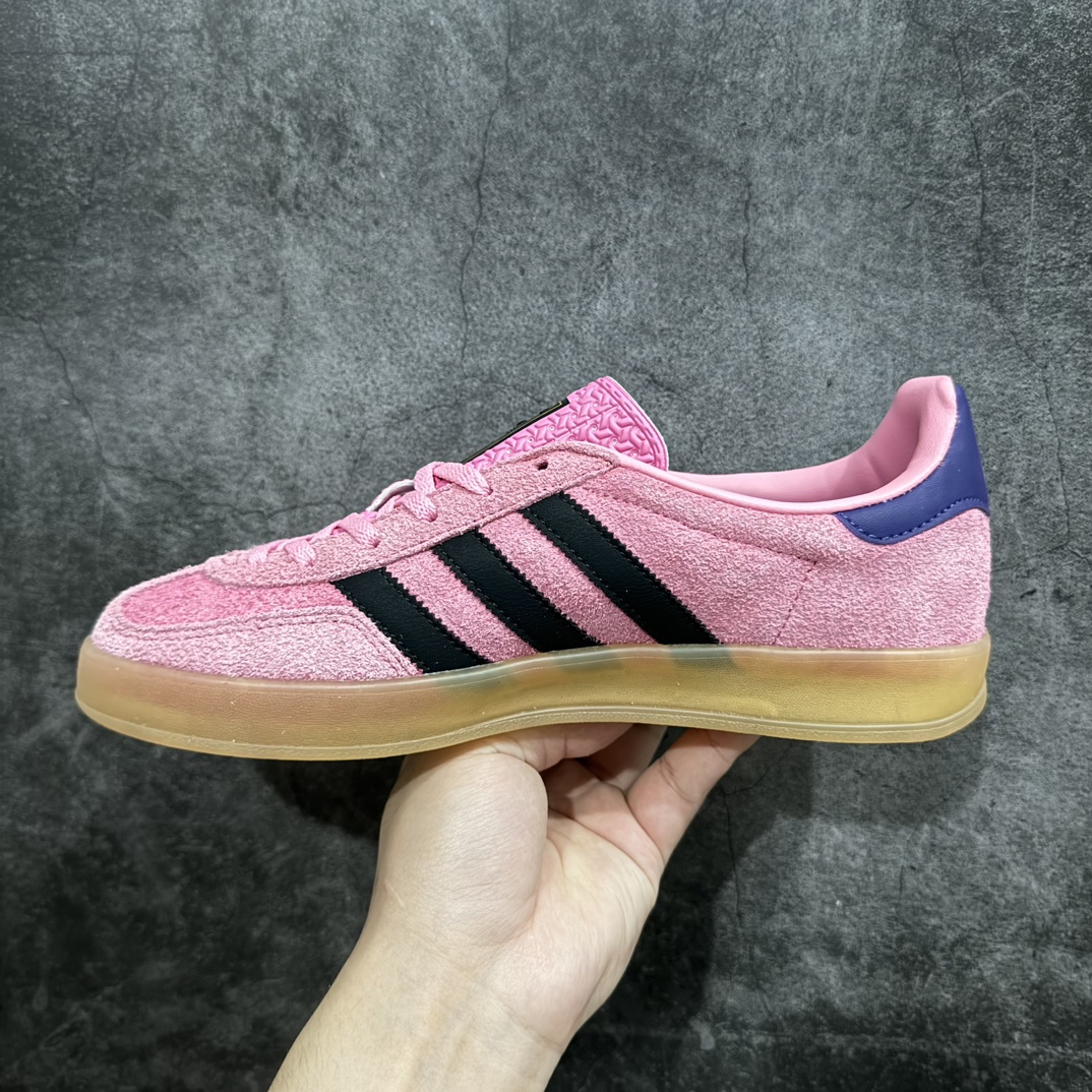 图片[2]-【T版纯原跑量】AD Original Gazelle Indoor Trainers 瞪羚室内鞋系列低帮复古百搭休闲运动德训风板鞋 IE7002nn同价位中品质最佳 最优选择版本n原厂翻毛皮料 翻毛效果 卡色与原版无差别n正确半透大底  大底厚度质感比市面好很多n完美版型 实拍可感受 随意对比可匹敌任何价位品质 全套原纸板楦头开发 每道工序同步公司流程 确保原汁原味n中底原厂特供纳米纤维板 区别市面劣质纸板中底原厂海玻璃鞋垫 中置乳胶足弓支撑垫 正确3/2横条宽版背胶一比一鞋头弧度高度鞋身弧度 烫金亮度高频深浅同步原鞋n 原厂港宝加持定型后跟R度完美 原厂高频磨具加持 Logo字体 凹凸明显 轮廓分明 描漆定位精准 三道杠为尖角45°锯齿状 高频立体感很强 区别圆形锯齿 已最大程度还原公司 欢迎对比SIZE：35.5 36 36.5 37 38 38.5 39 40 40.5 41 42 42.5 43 44 44.5 45 46 47.5 编码：HJ200220-鞋库