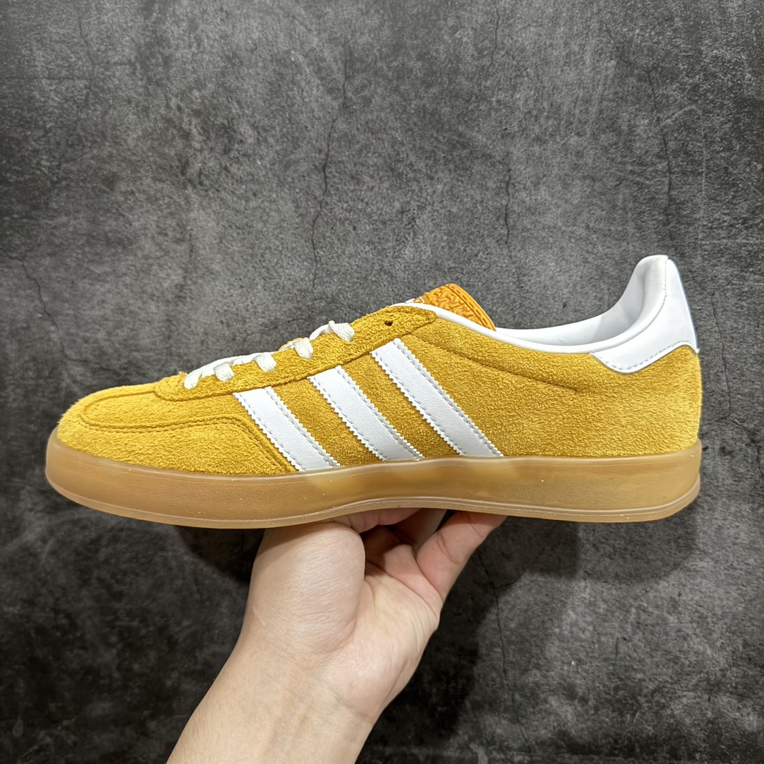 图片[2]-【T版纯原跑量】AD Original Gazelle Indoor Trainers 瞪羚室内鞋系列低帮复古百搭休闲运动德训风板鞋 HQ8716nn同价位中品质最佳 最优选择版本n原厂翻毛皮料 翻毛效果 卡色与原版无差别n正确半透大底  大底厚度质感比市面好很多n完美版型 实拍可感受 随意对比可匹敌任何价位品质 全套原纸板楦头开发 每道工序同步公司流程 确保原汁原味n中底原厂特供纳米纤维板 区别市面劣质纸板中底原厂海玻璃鞋垫 中置乳胶足弓支撑垫 正确3/2横条宽版背胶一比一鞋头弧度高度鞋身弧度 烫金亮度高频深浅同步原鞋n 原厂港宝加持定型后跟R度完美 原厂高频磨具加持 Logo字体 凹凸明显 轮廓分明 描漆定位精准 三道杠为尖角45°锯齿状 高频立体感很强 区别圆形锯齿 已最大程度还原公司 欢迎对比SIZE：35.5 36 36.5 37 38 38.5 39 40 40.5 41 42 42.5 43 44 44.5 45 46 47.5 编码：HJ200220-莆田鞋批发中心