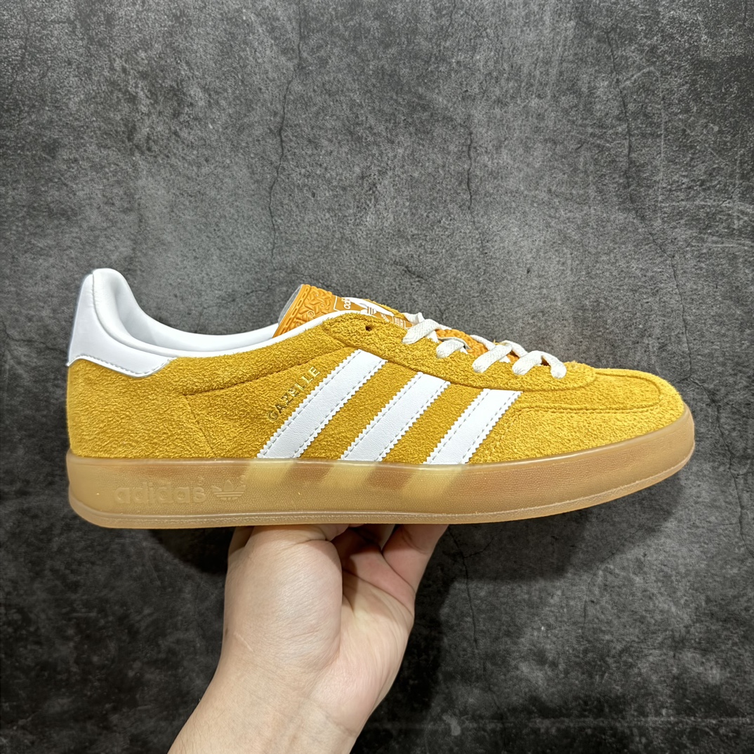 【T版纯原跑量】AD Original Gazelle Indoor Trainers 瞪羚室内鞋系列低帮复古百搭休闲运动德训风板鞋 HQ8716nn同价位中品质最佳 最优选择版本n原厂翻毛皮料 翻毛效果 卡色与原版无差别n正确半透大底  大底厚度质感比市面好很多n完美版型 实拍可感受 随意对比可匹敌任何价位品质 全套原纸板楦头开发 每道工序同步公司流程 确保原汁原味n中底原厂特供纳米纤维板 区别市面劣质纸板中底原厂海玻璃鞋垫 中置乳胶足弓支撑垫 正确3/2横条宽版背胶一比一鞋头弧度高度鞋身弧度 烫金亮度高频深浅同步原鞋n 原厂港宝加持定型后跟R度完美 原厂高频磨具加持 Logo字体 凹凸明显 轮廓分明 描漆定位精准 三道杠为尖角45°锯齿状 高频立体感很强 区别圆形锯齿 已最大程度还原公司 欢迎对比SIZE：35.5 36 36.5 37 38 38.5 39 40 40.5 41 42 42.5 43 44 44.5 45 46 47.5 编码：HJ200220-莆田鞋批发中心