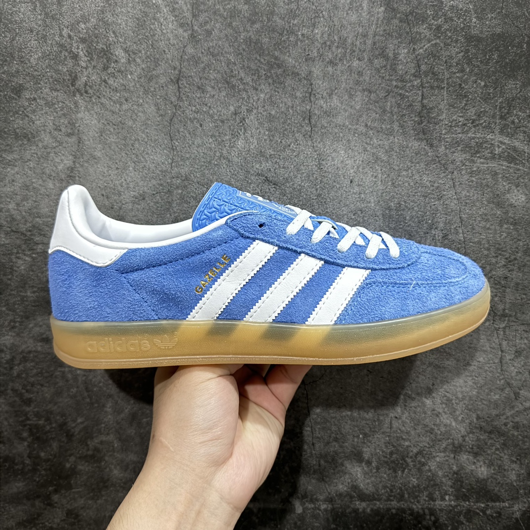 【T版纯原跑量】AD Original Gazelle Indoor Trainers 瞪羚室内鞋系列低帮复古百搭休闲运动德训风板鞋 HQ8717nn同价位中品质最佳 最优选择版本n原厂翻毛皮料 翻毛效果 卡色与原版无差别n正确半透大底  大底厚度质感比市面好很多n完美版型 实拍可感受 随意对比可匹敌任何价位品质 全套原纸板楦头开发 每道工序同步公司流程 确保原汁原味n中底原厂特供纳米纤维板 区别市面劣质纸板中底原厂海玻璃鞋垫 中置乳胶足弓支撑垫 正确3/2横条宽版背胶一比一鞋头弧度高度鞋身弧度 烫金亮度高频深浅同步原鞋n 原厂港宝加持定型后跟R度完美 原厂高频磨具加持 Logo字体 凹凸明显 轮廓分明 描漆定位精准 三道杠为尖角45°锯齿状 高频立体感很强 区别圆形锯齿 已最大程度还原公司 欢迎对比SIZE：35.5 36 36.5 37 38 38.5 39 40 40.5 41 42 42.5 43 44 44.5 45 46 47.5 编码：HJ200220-莆田鞋批发中心