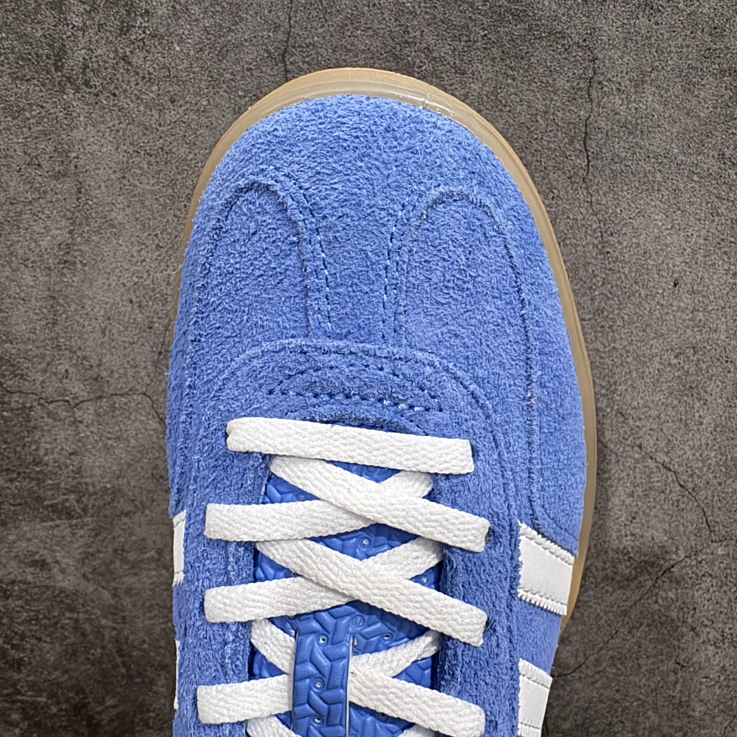 图片[5]-【T版纯原跑量】AD Original Gazelle Indoor Trainers 瞪羚室内鞋系列低帮复古百搭休闲运动德训风板鞋 HQ8717nn同价位中品质最佳 最优选择版本n原厂翻毛皮料 翻毛效果 卡色与原版无差别n正确半透大底  大底厚度质感比市面好很多n完美版型 实拍可感受 随意对比可匹敌任何价位品质 全套原纸板楦头开发 每道工序同步公司流程 确保原汁原味n中底原厂特供纳米纤维板 区别市面劣质纸板中底原厂海玻璃鞋垫 中置乳胶足弓支撑垫 正确3/2横条宽版背胶一比一鞋头弧度高度鞋身弧度 烫金亮度高频深浅同步原鞋n 原厂港宝加持定型后跟R度完美 原厂高频磨具加持 Logo字体 凹凸明显 轮廓分明 描漆定位精准 三道杠为尖角45°锯齿状 高频立体感很强 区别圆形锯齿 已最大程度还原公司 欢迎对比SIZE：35.5 36 36.5 37 38 38.5 39 40 40.5 41 42 42.5 43 44 44.5 45 46 47.5 编码：HJ200220-莆田鞋批发中心