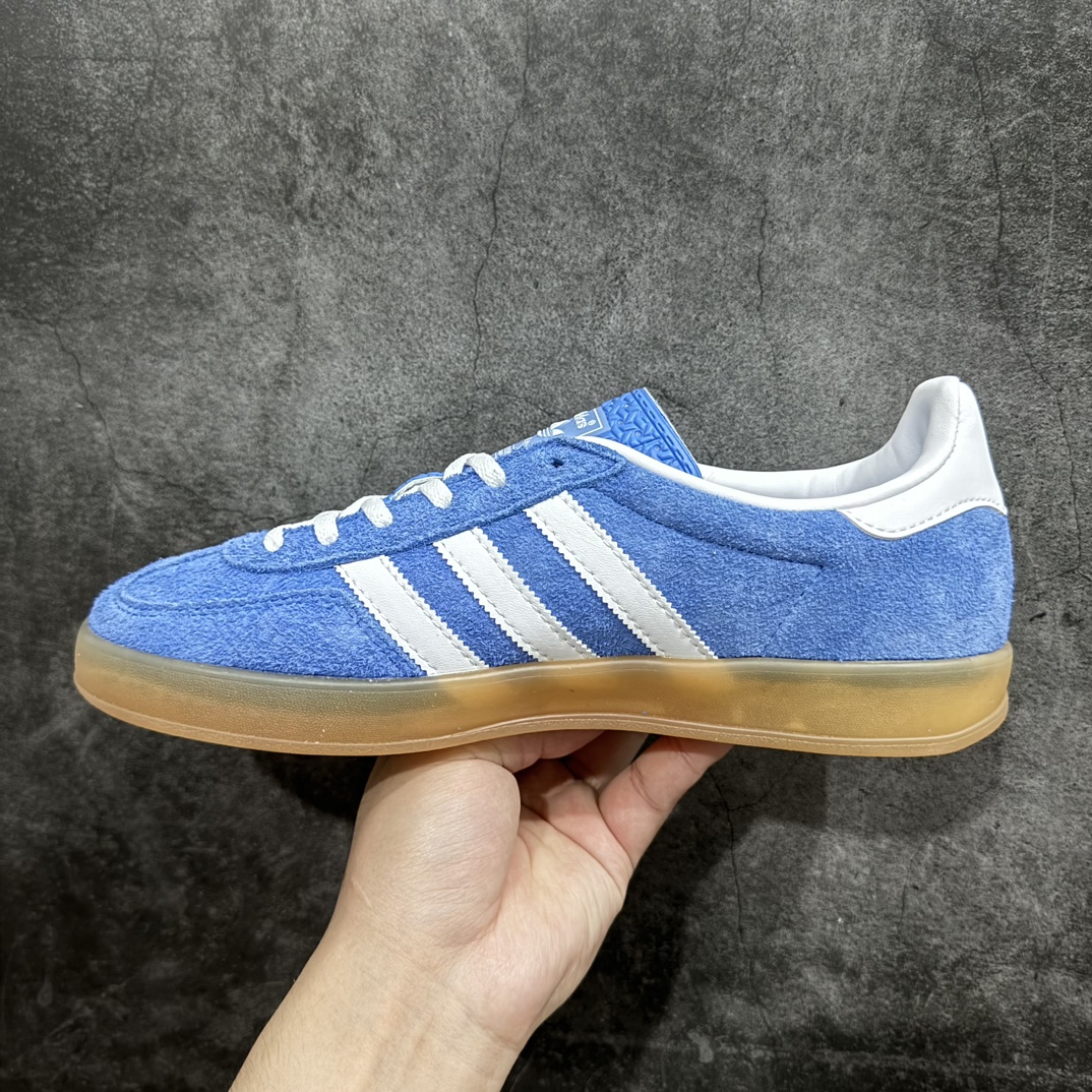 图片[2]-【T版纯原跑量】AD Original Gazelle Indoor Trainers 瞪羚室内鞋系列低帮复古百搭休闲运动德训风板鞋 HQ8717nn同价位中品质最佳 最优选择版本n原厂翻毛皮料 翻毛效果 卡色与原版无差别n正确半透大底  大底厚度质感比市面好很多n完美版型 实拍可感受 随意对比可匹敌任何价位品质 全套原纸板楦头开发 每道工序同步公司流程 确保原汁原味n中底原厂特供纳米纤维板 区别市面劣质纸板中底原厂海玻璃鞋垫 中置乳胶足弓支撑垫 正确3/2横条宽版背胶一比一鞋头弧度高度鞋身弧度 烫金亮度高频深浅同步原鞋n 原厂港宝加持定型后跟R度完美 原厂高频磨具加持 Logo字体 凹凸明显 轮廓分明 描漆定位精准 三道杠为尖角45°锯齿状 高频立体感很强 区别圆形锯齿 已最大程度还原公司 欢迎对比SIZE：35.5 36 36.5 37 38 38.5 39 40 40.5 41 42 42.5 43 44 44.5 45 46 47.5 编码：HJ200220-莆田鞋批发中心