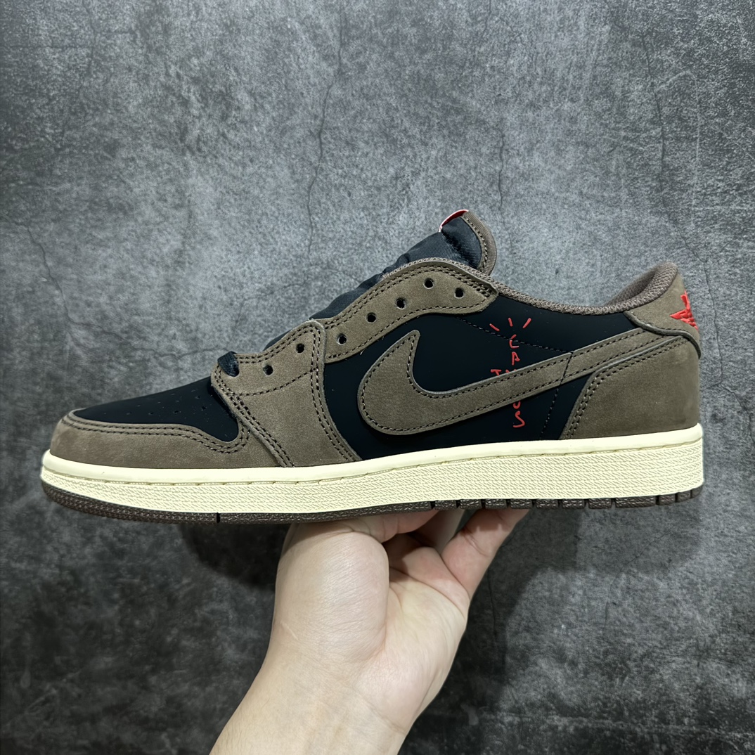 图片[2]-【全新DG2.0版】Air Jordan 1 x Travis Scott AJ1 x TS联名黑白倒钩1.0 CQ4277-001nn全新版本出货 巅峰品质 天花板级别n细节改进版 实拍所见即所得 自行揣摩n此版在各大纯原阵营中 绝对是Top级别的存在‼️n实物过于完美 高端零售主推版本 关键价格也不杀猪💪🏻nn纯原第一梯队版本 细节均没毛病 品质自观实拍👇🏻n所有皮料均来自原厂 所有细节均多次校对n针车效果同步原鞋 刺绣拉到原厂定做n原楦原纸板开发 后跟弧度收口自然不对折极致一眼正品既视感 进口玻璃冲刀皮料裁剪零毛边承诺百分百一致原鞋 鞋面清洁度最高 QC检验标准 控制溢胶 鞋盒、防尘纸 配件鞋带 均采购来自原厂n 尺码：36-47.5 编码：LJQ400430-鞋库