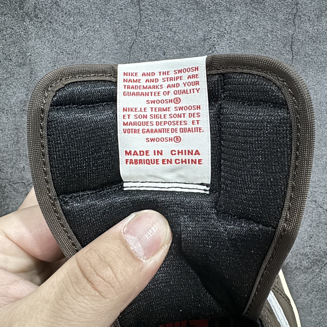 图片[6]-【全新DG2.0版】Air Jordan 1 x Travis Scott AJ1 x TS联名黑白倒钩1.0 CQ4277-001nn全新版本出货 巅峰品质 天花板级别n细节改进版 实拍所见即所得 自行揣摩n此版在各大纯原阵营中 绝对是Top级别的存在‼️n实物过于完美 高端零售主推版本 关键价格也不杀猪💪🏻nn纯原第一梯队版本 细节均没毛病 品质自观实拍👇🏻n所有皮料均来自原厂 所有细节均多次校对n针车效果同步原鞋 刺绣拉到原厂定做n原楦原纸板开发 后跟弧度收口自然不对折极致一眼正品既视感 进口玻璃冲刀皮料裁剪零毛边承诺百分百一致原鞋 鞋面清洁度最高 QC检验标准 控制溢胶 鞋盒、防尘纸 配件鞋带 均采购来自原厂n 尺码：36-47.5 编码：LJQ400430-鞋库