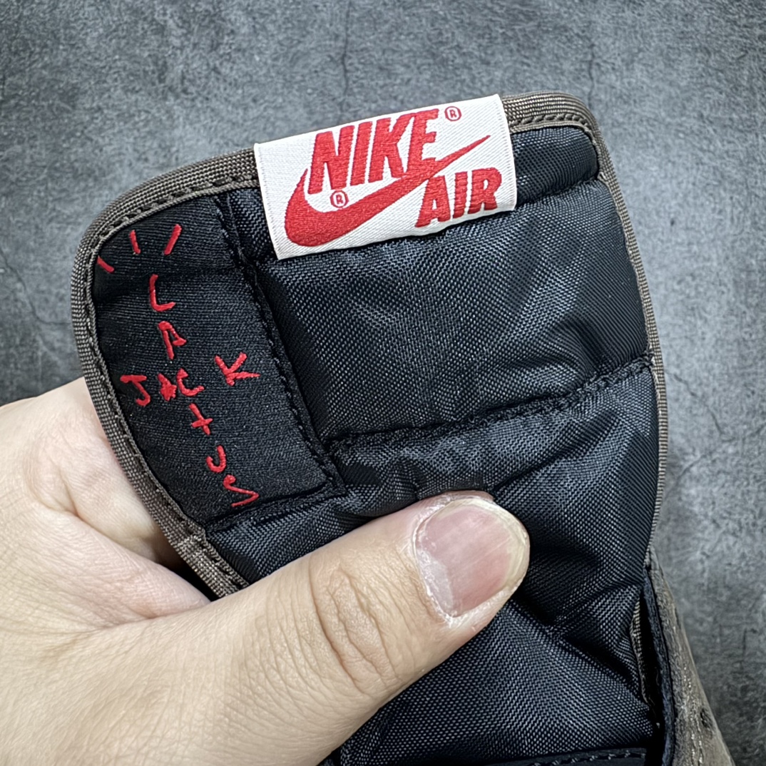 图片[5]-【全新DG2.0版】Air Jordan 1 x Travis Scott AJ1 x TS联名黑白倒钩1.0 CQ4277-001nn全新版本出货 巅峰品质 天花板级别n细节改进版 实拍所见即所得 自行揣摩n此版在各大纯原阵营中 绝对是Top级别的存在‼️n实物过于完美 高端零售主推版本 关键价格也不杀猪💪🏻nn纯原第一梯队版本 细节均没毛病 品质自观实拍👇🏻n所有皮料均来自原厂 所有细节均多次校对n针车效果同步原鞋 刺绣拉到原厂定做n原楦原纸板开发 后跟弧度收口自然不对折极致一眼正品既视感 进口玻璃冲刀皮料裁剪零毛边承诺百分百一致原鞋 鞋面清洁度最高 QC检验标准 控制溢胶 鞋盒、防尘纸 配件鞋带 均采购来自原厂n 尺码：36-47.5 编码：LJQ400430-鞋库