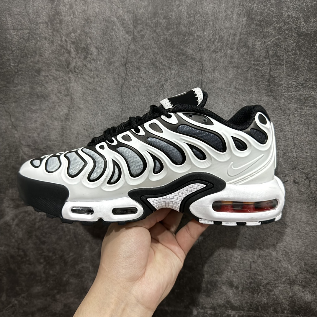 图片[2]-【公司级】NK Air Max Plus Drift 复古气垫跑鞋 FD4290-005nn中底造型大部分保留n仅在前段追加了加固上翻鞋面的经典轮廓得以重塑 带来更契合现代审美的外观整双鞋采用撞色妆点 鞋面采用网眼布和皮革材质打造 鞋舌处带有 3M 反光科技 鞋垫处和鞋后跟印有 “TN” 字样 彰显鞋款身份 配置方面中底搭载 Air Max 科技 保证了日常穿着的缓震性SIZE：40 40.5 41 42 42.5 43 44 44.5 45 编码：FS250270-鞋库