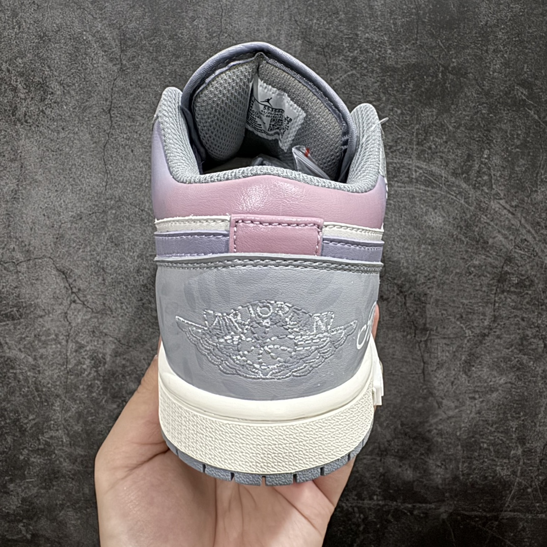 图片[4]-【FS礼盒版】Air Jordan AJ1 Low 熊猫恶作剧n摩登薇境 格雷系蔷薇勋章n独家正确版本 原鞋开发 品质、细节 完美复刻n市面唯一纯原级别 完美零毛边处理 原厂内置全掌气垫 价格定位良心 几十个配色陆续出 平台专用代工流水线出品 一眼公司既视感 拿到手的一瞬间就与众不同 碾压市面所有版本 认准细节 全部原鞋开发 每一个配色都会采购原鞋确认细节 打破市面看图做货无好货之说 细节精确 所有配色原数据档案开发！整体国绕熊猫恶作剧摩登薇境主题设计，鞋身整体采用专属颜料重新喷涂。特殊原创设计图标涂鸦装饰，添加潮流元素效果喷涂点缀 货号：553560-053 尺码：35.5 36 37.5 38 38.5 39 40 40.5 41 42 42.5 43 44 44.5 45 46 47.5 编码：HXS330350-莆田鞋批发中心